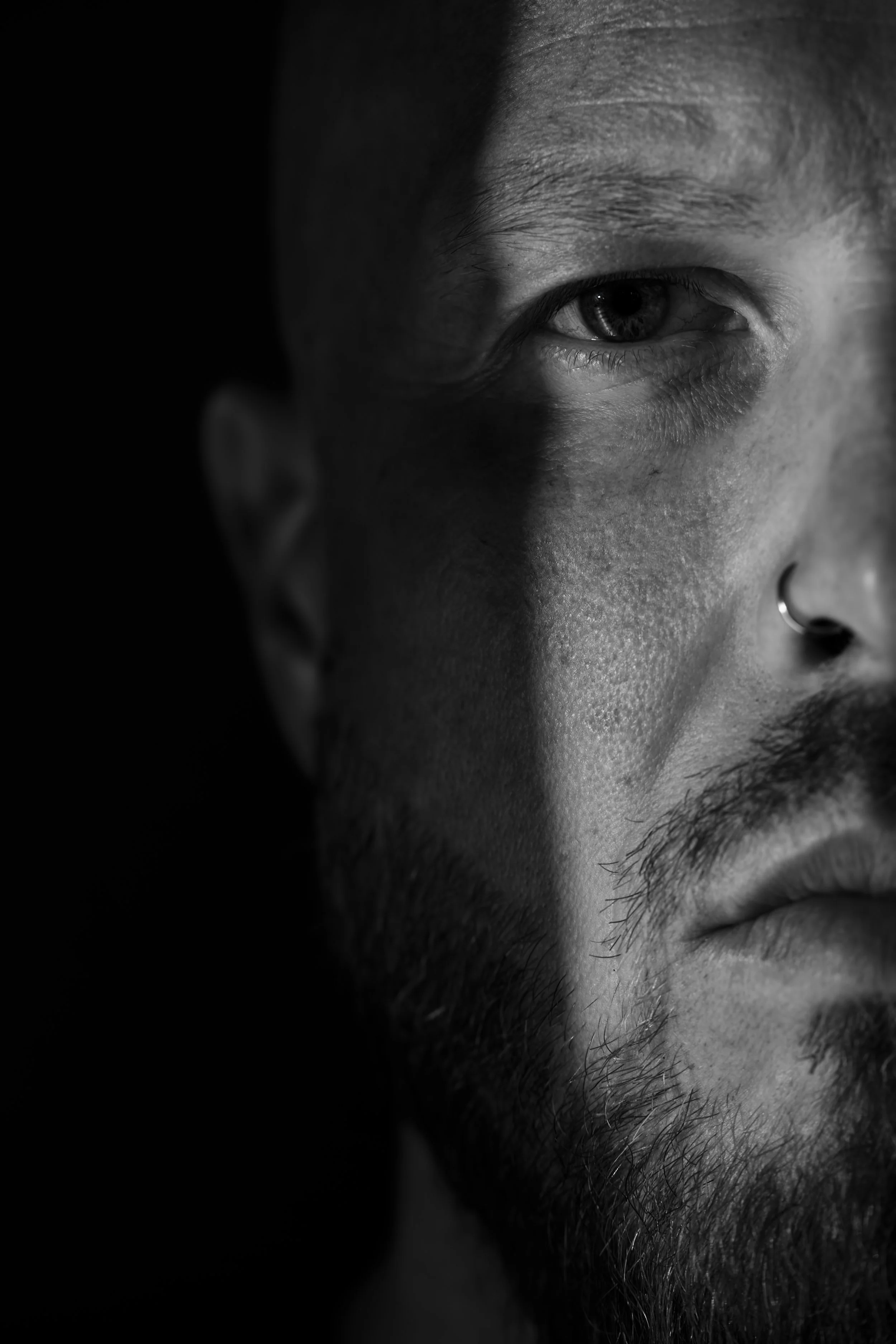 Detailportrait von Maki Ink in Schwarz-Weiß.