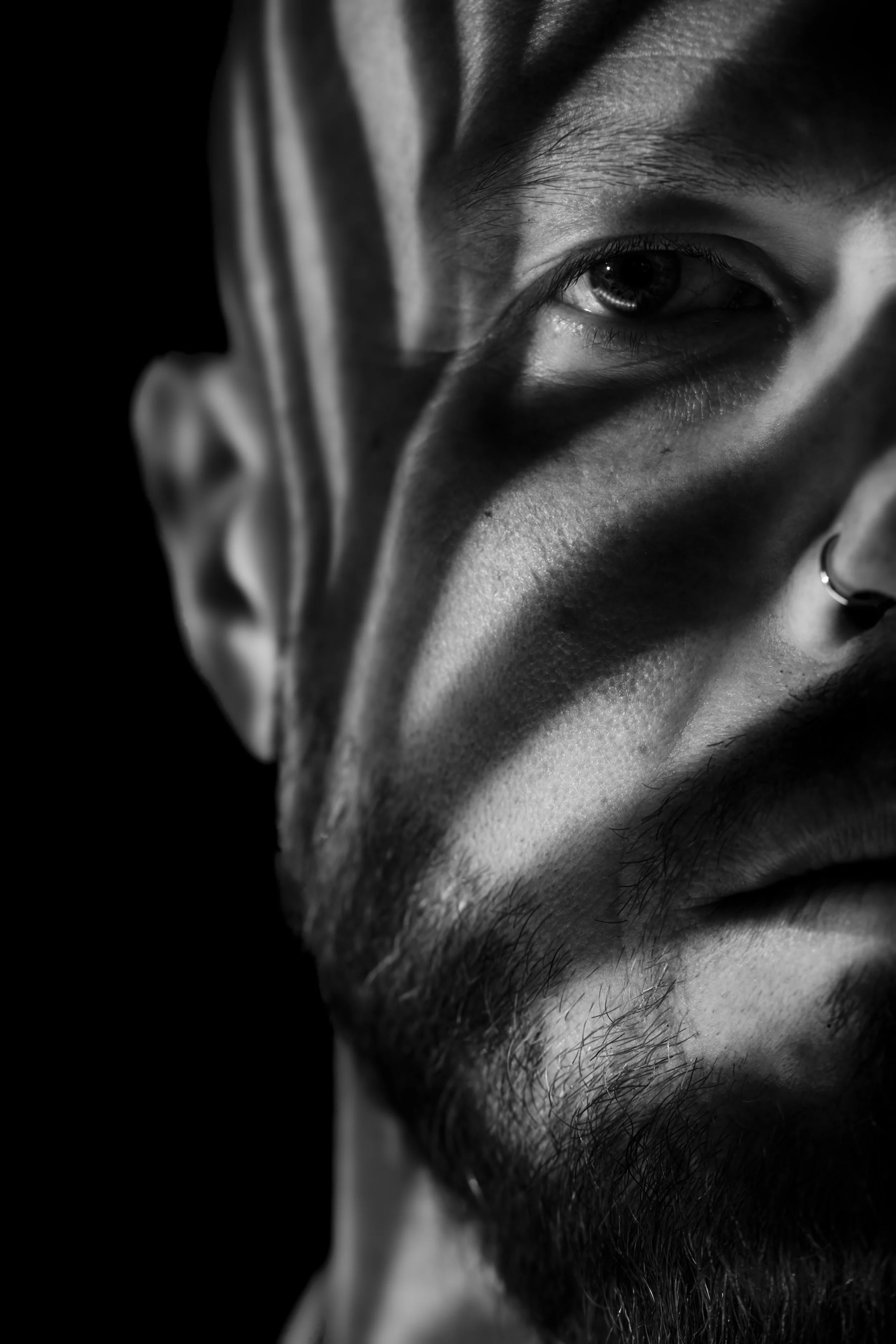Editorial-Portrait von Maki Ink während eines Bannershootings.