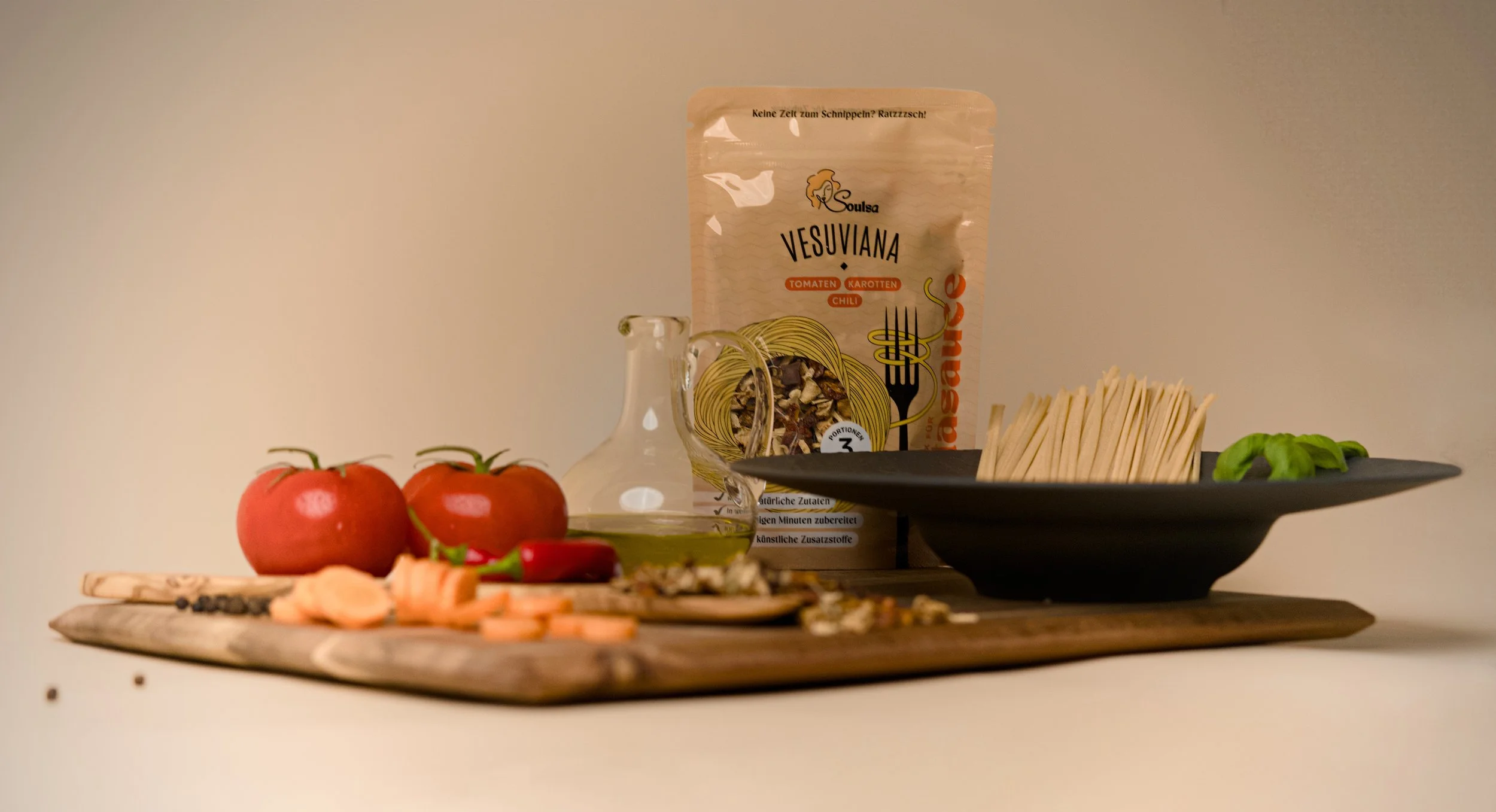 Produktfotografie für Soulsa mit angerichtetem Pastagericht, Verpackung und frischen Zutaten.