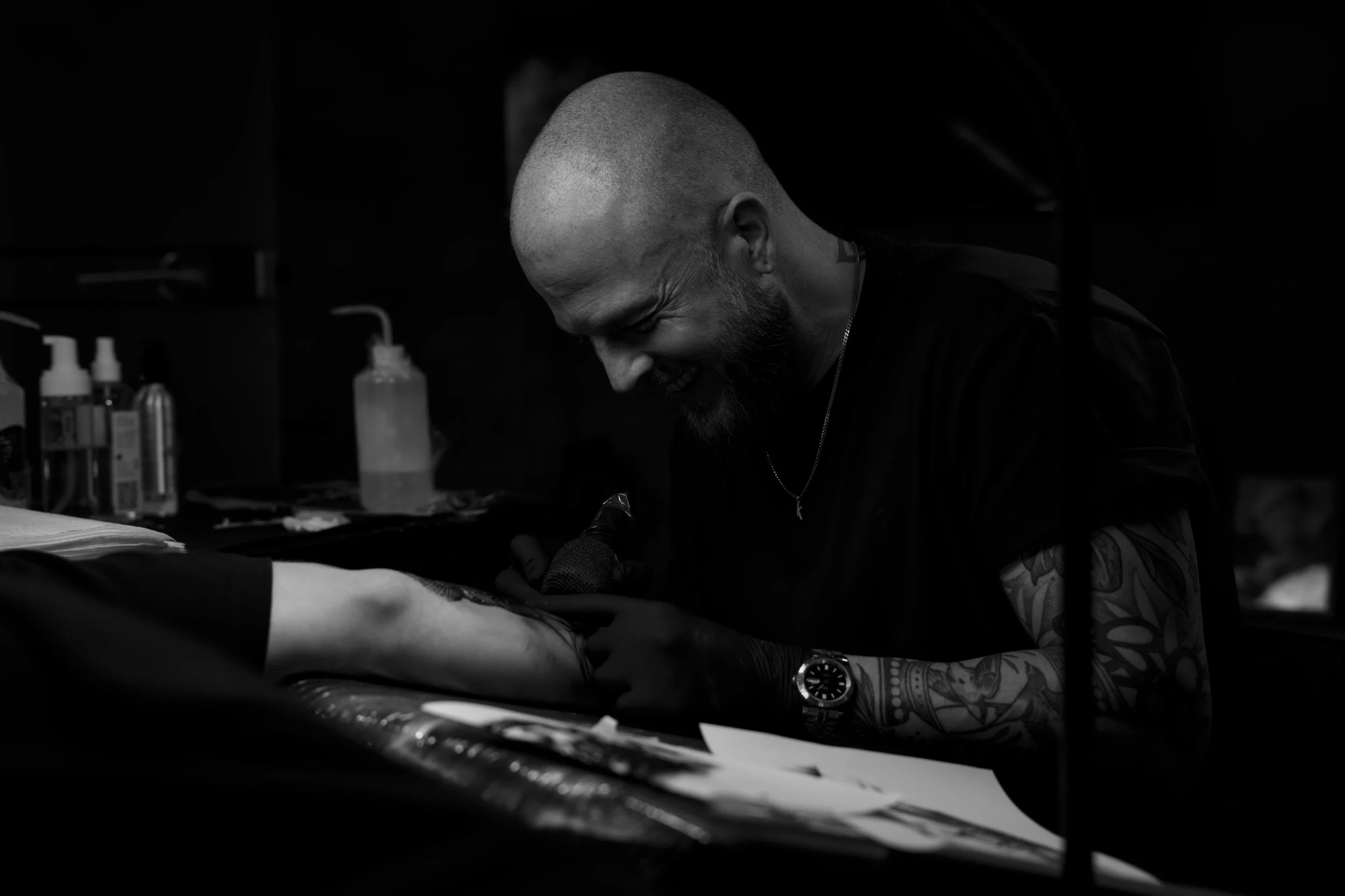 At-Work-Portrait von Tattoo Artist Maki Ink beim Tätowieren.