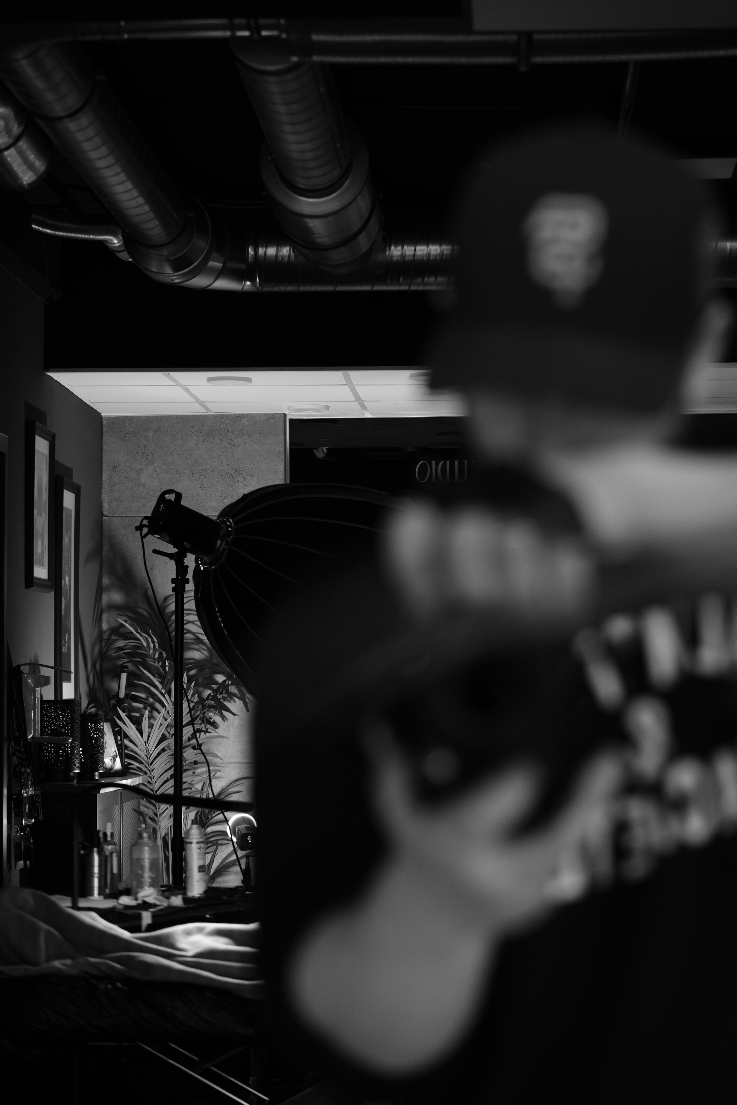 Jonas von Lens Choppers Productions während einer Produktion im Tattoo-Studio, unscharf im Vordergrund fotografiert.