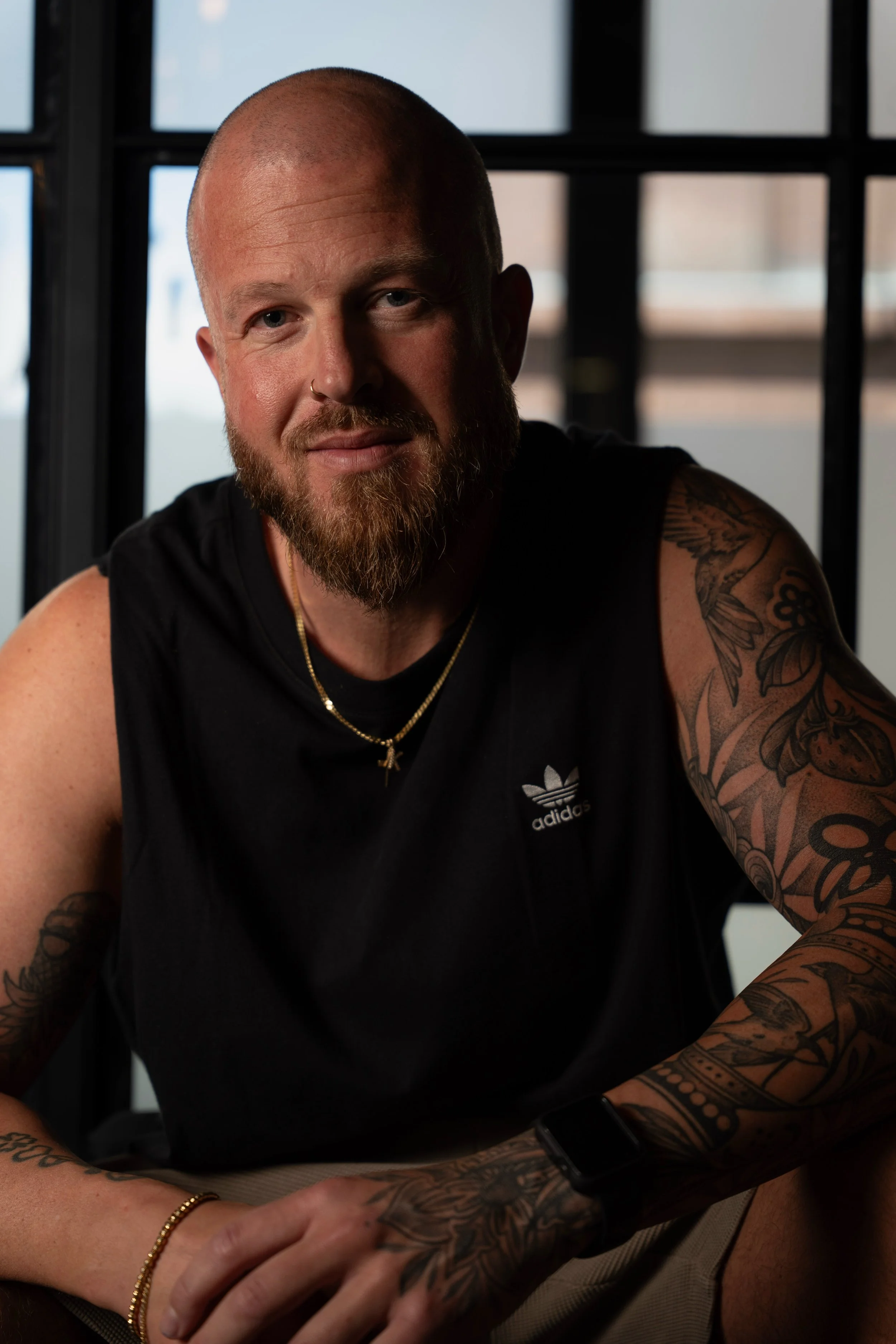 Portrait von Tattoo Artist Maki Ink in seinem Tattoo-Studio.