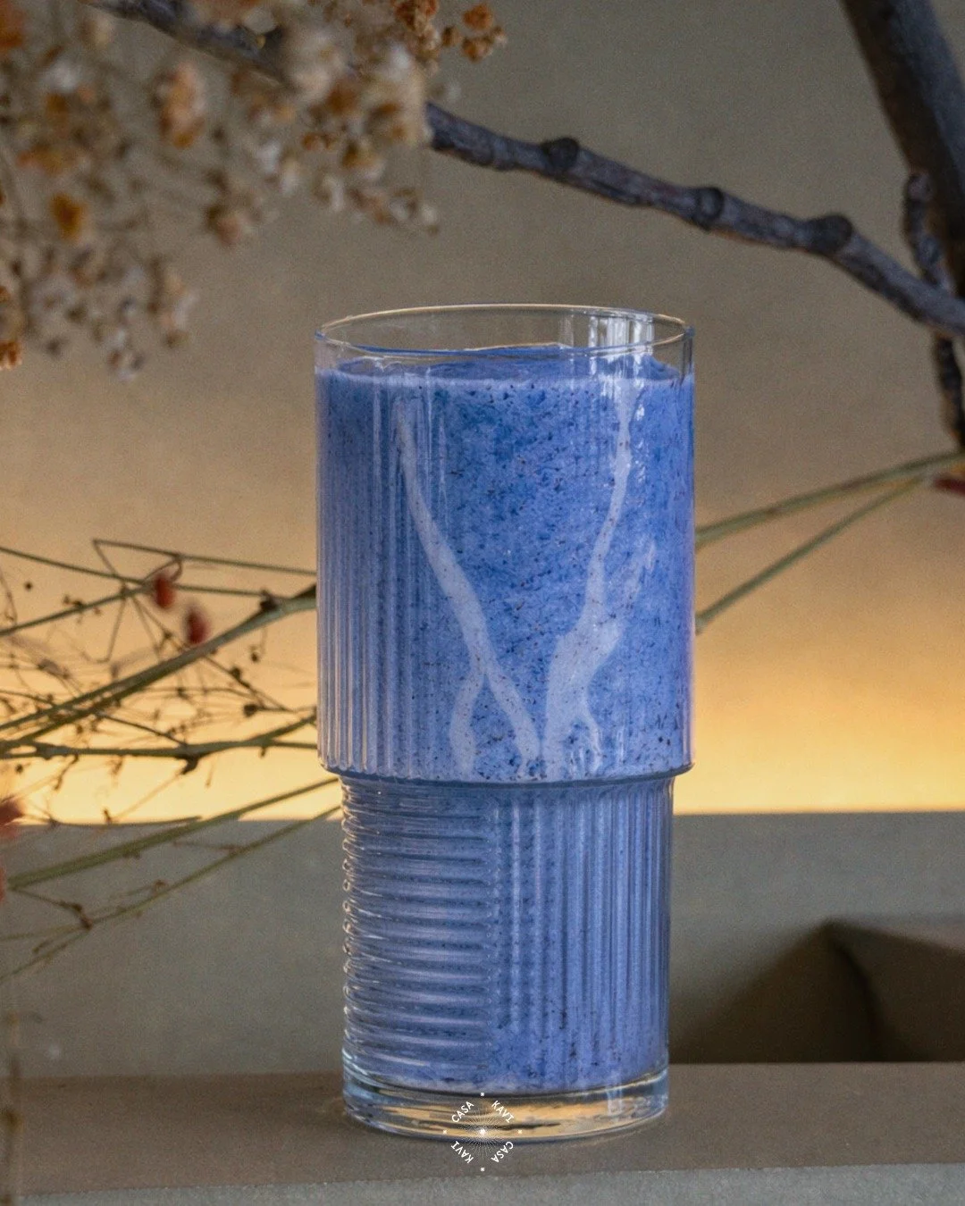 ✨ SMOOTHIE DE LA SEMANA 💙 Blue Soul ✨

Un boost azul que nutre desde dentro.
🌿 Funci&oacute;n: digestivo &amp; superfood
🧘&zwj;♀️ Match ideal: clase de Hipopresivos Martes y Jueves 11:45am

Ingredientes:
🥥 Leche de coco + espirulina azul
🍍 Pi&nt