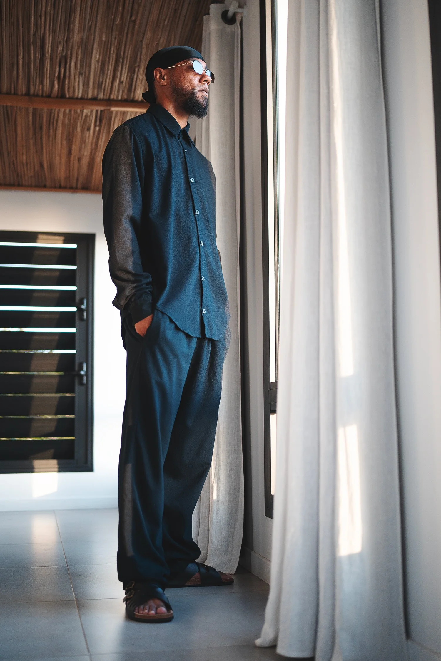Ensemble chemise et pantalon confectionnés par Jean-Baptiste Matondo pour Bilèlè Atelier