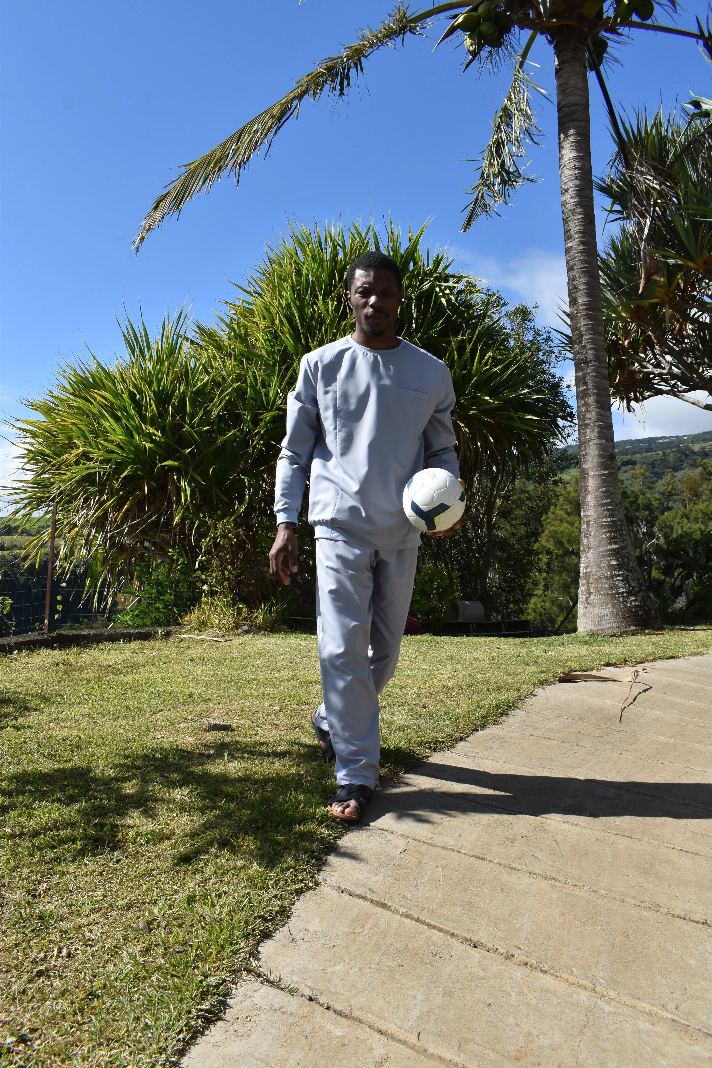 Ensemble haut et pantalon confectionnés par Jean-Baptiste Matondo pour Bilèlè Atelier