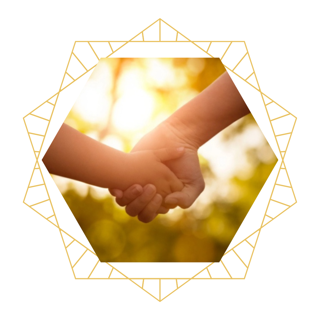 Grande et petite main se tenant dans un paysage lumineux, symbolisant le lien et la relation