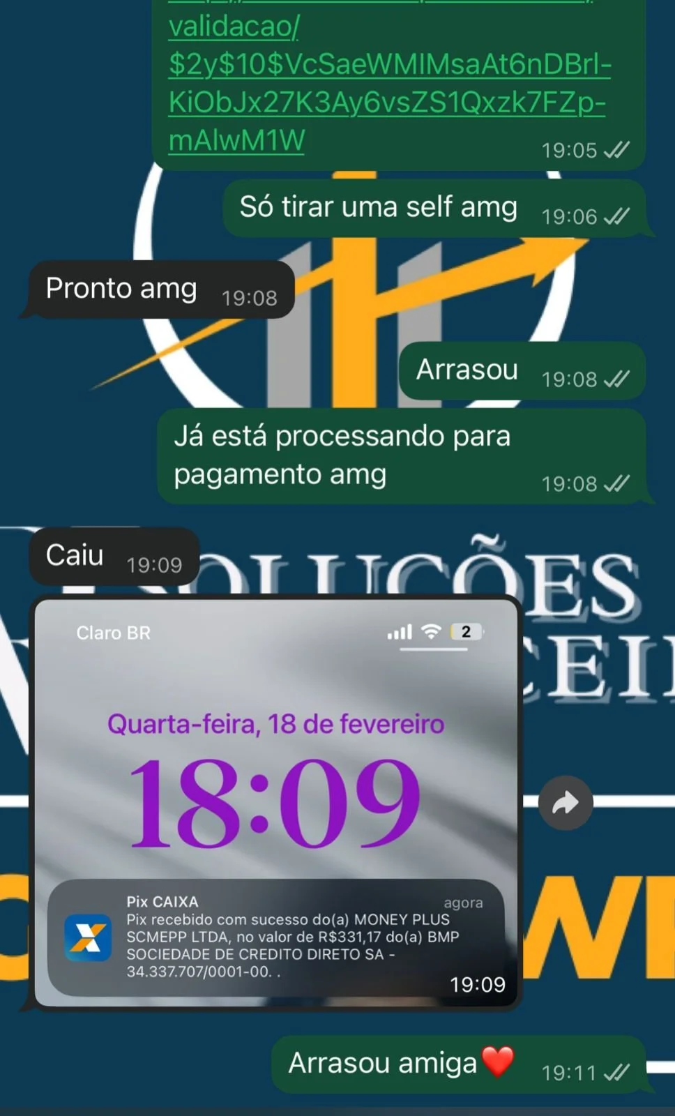 Captura de tela de uma conversa de WhatsApp e uma notificação de pagamento por Pix em um smartphone. A conversa envolve mensagens sobre tirar uma selfie, pagamento para alguém chamado 'amg', e uma troca de mensagens sobre uma amiga que caiu e uma men