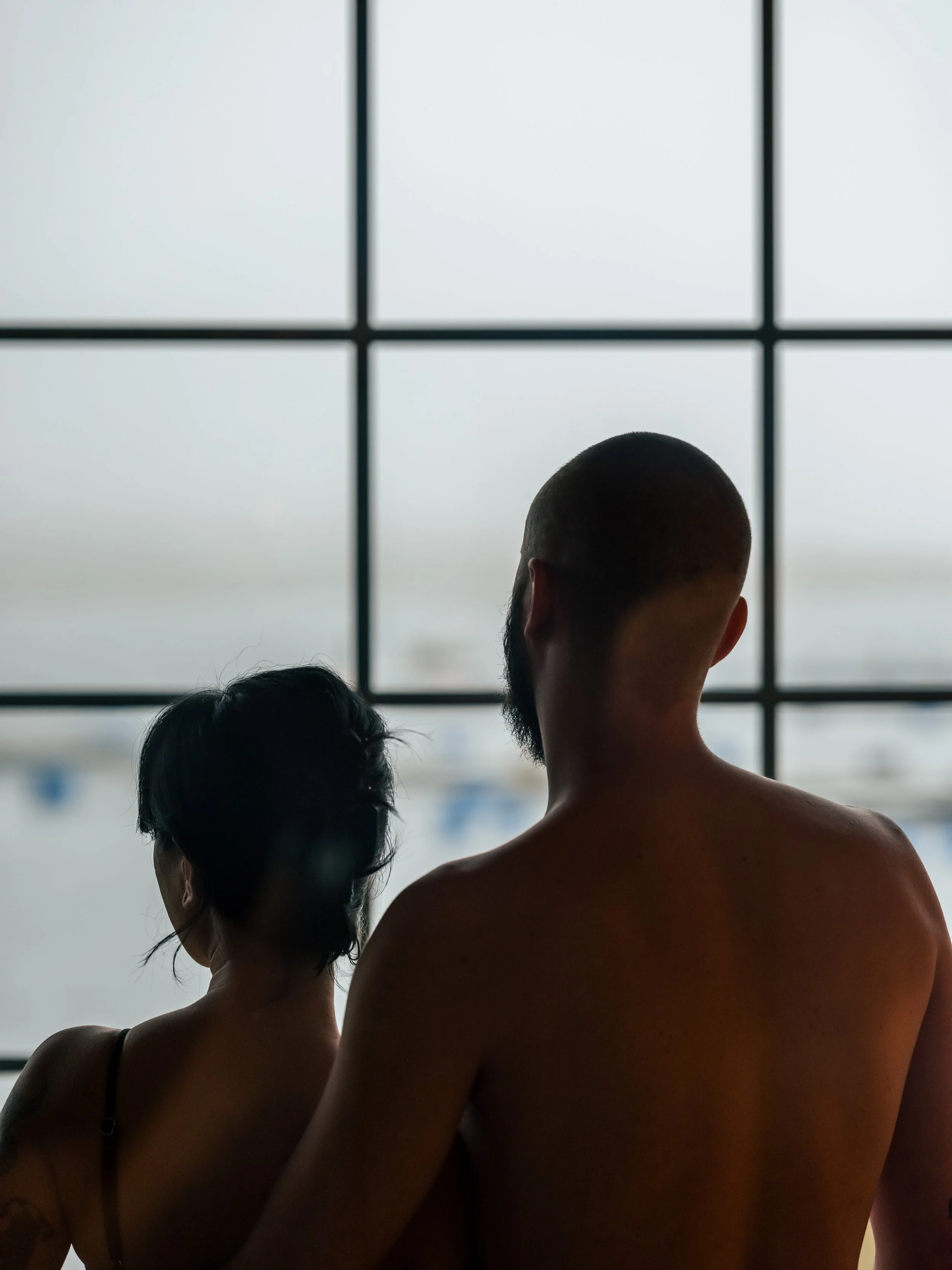 En obäddad säng i ett hotellrum