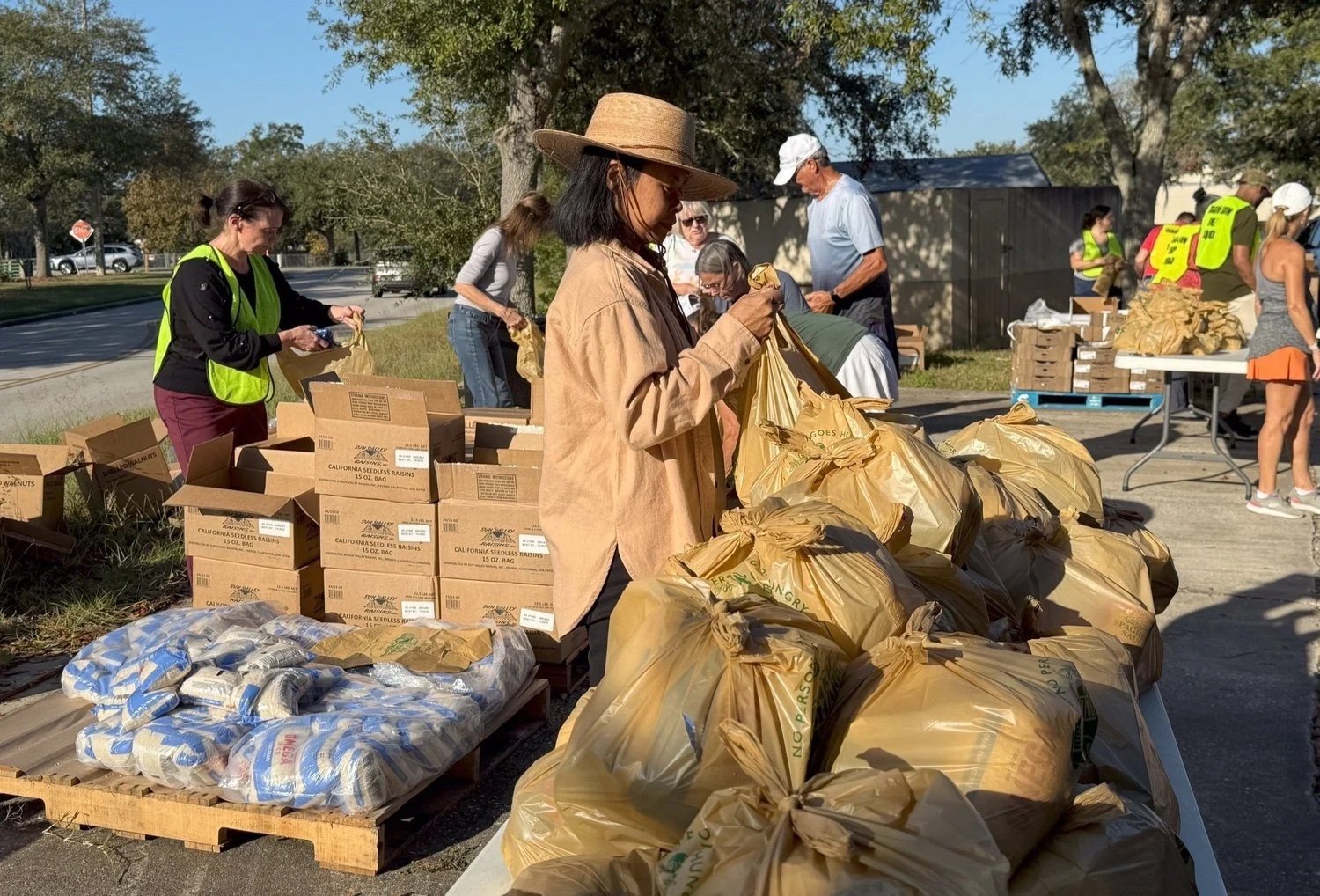 North Lake volunteers distributing food