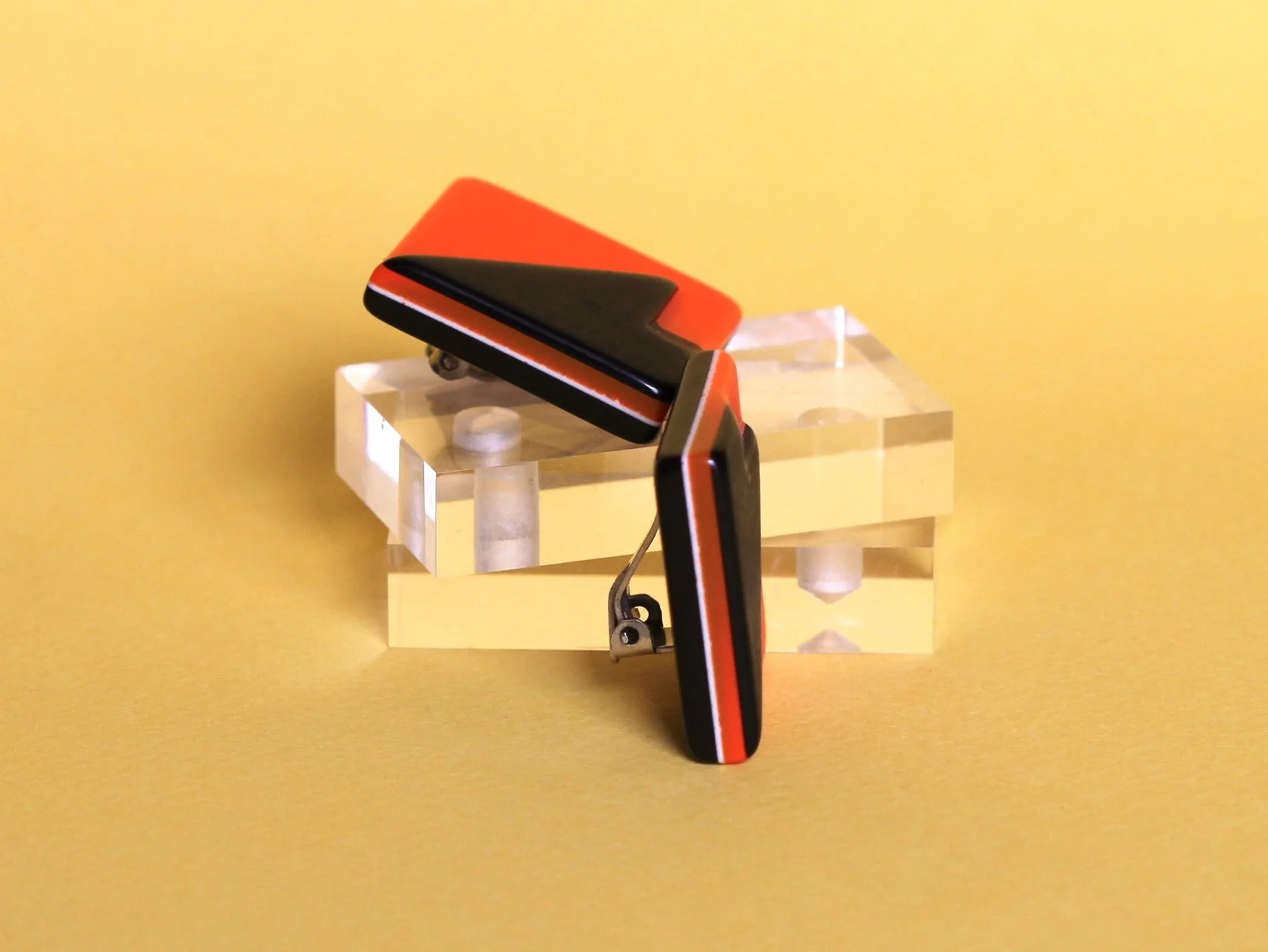Rare vintage Léa Stein Paris geometric clip earrings, laminated cellulose acetate in red & black