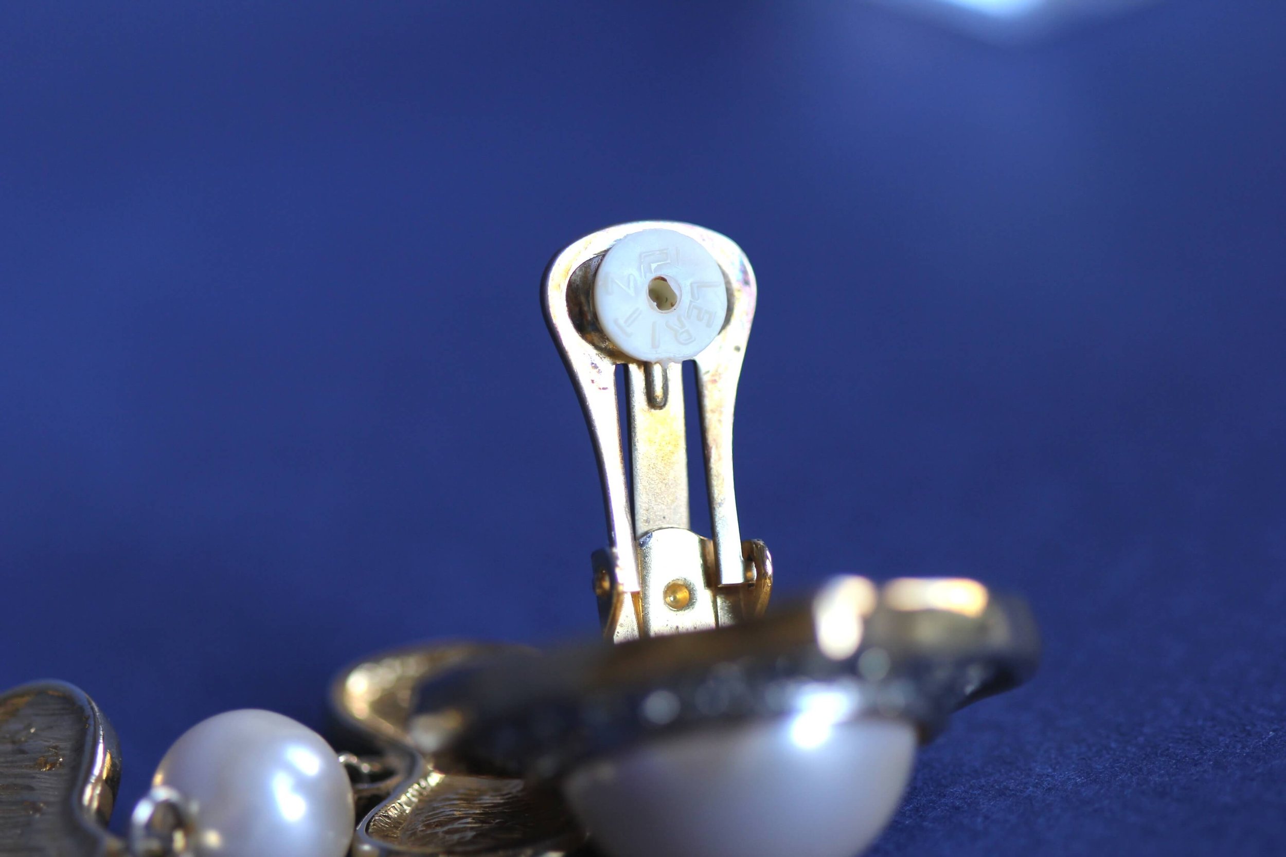 <img src="vintage-clip-on-earrings-leritz.jpeg" alt="Vintage Leritz hallmark.">