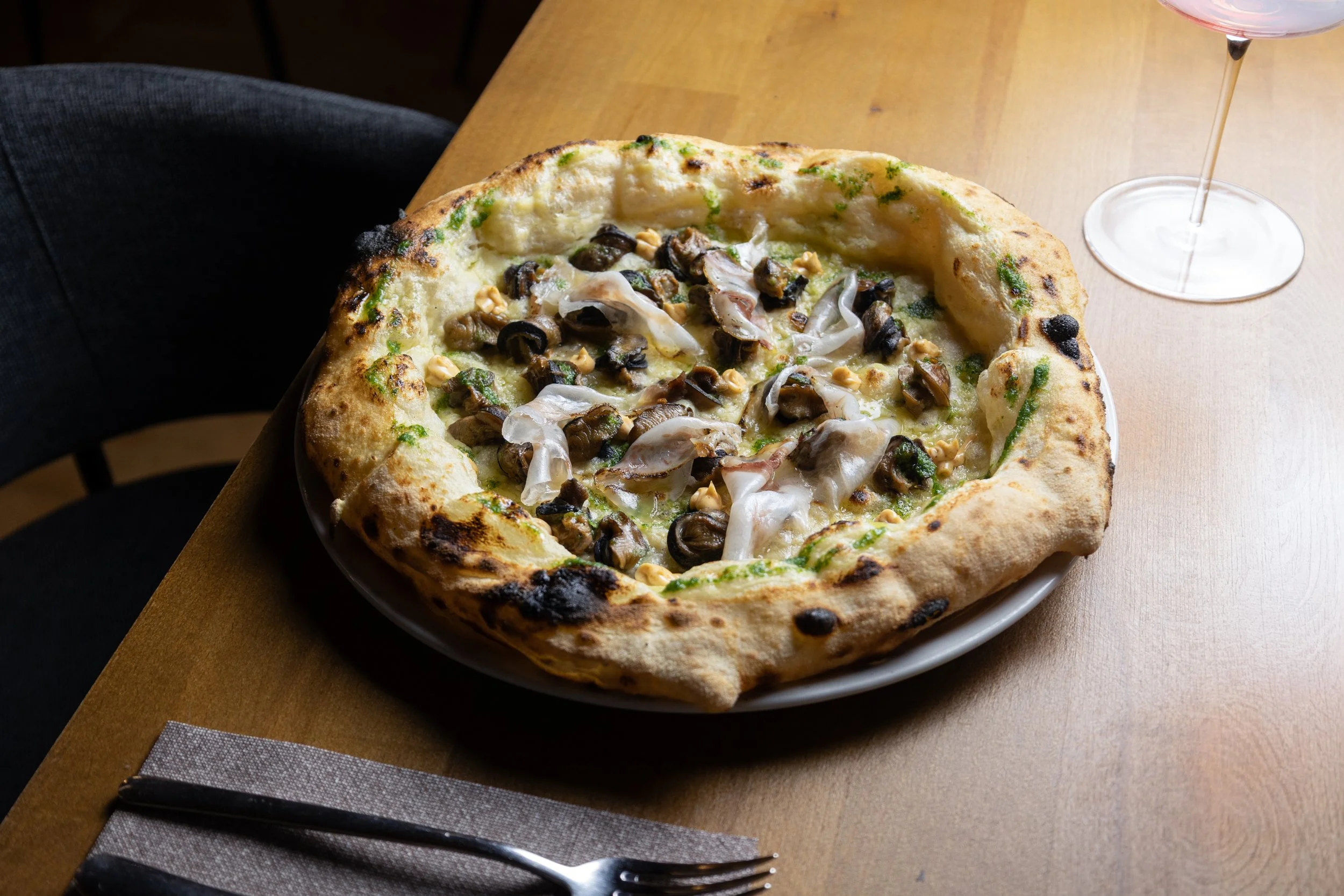 Pizza de Gasparic servida a taula