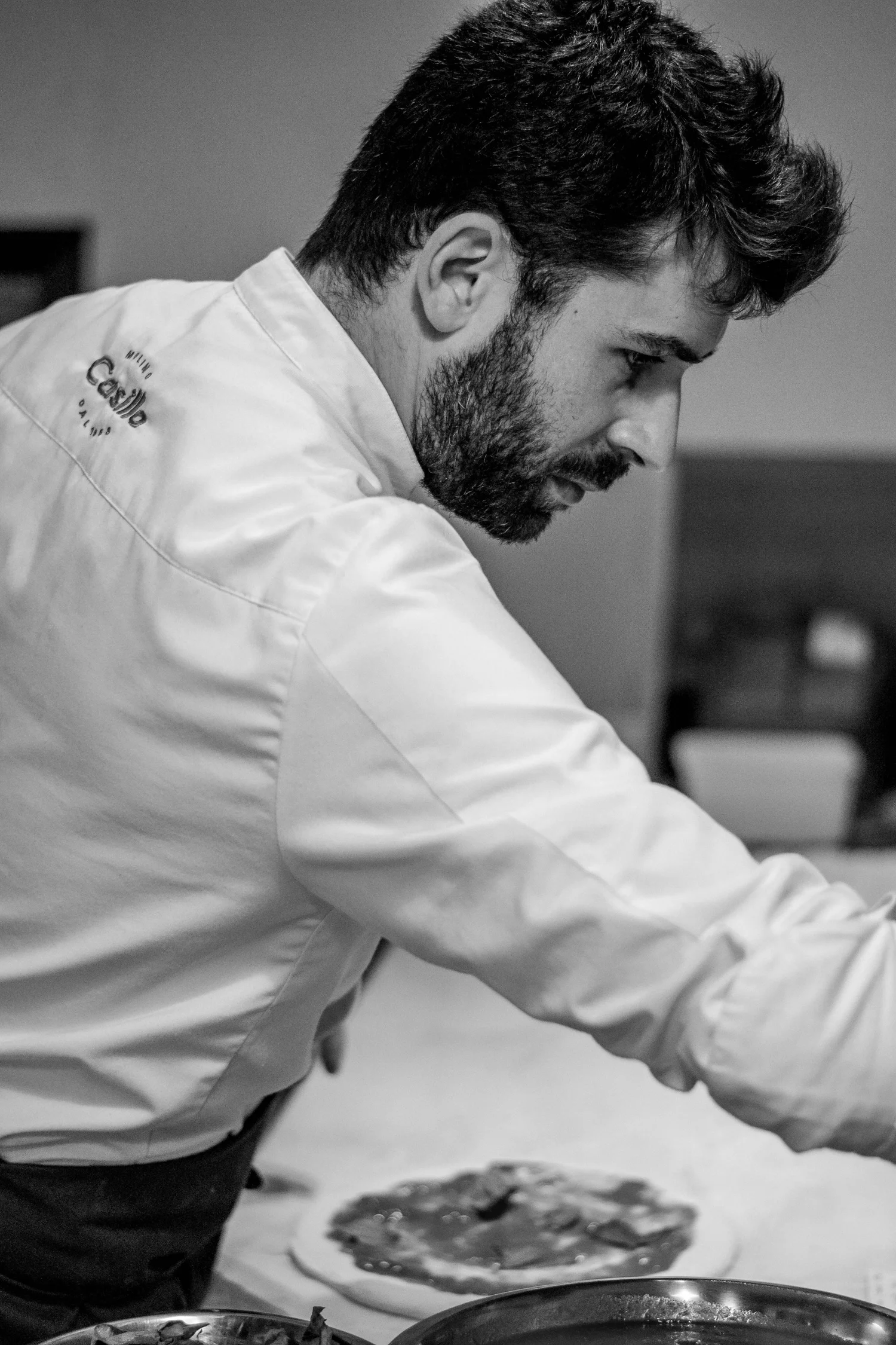 Eloi Torrent preparant una pizza a Gasparic