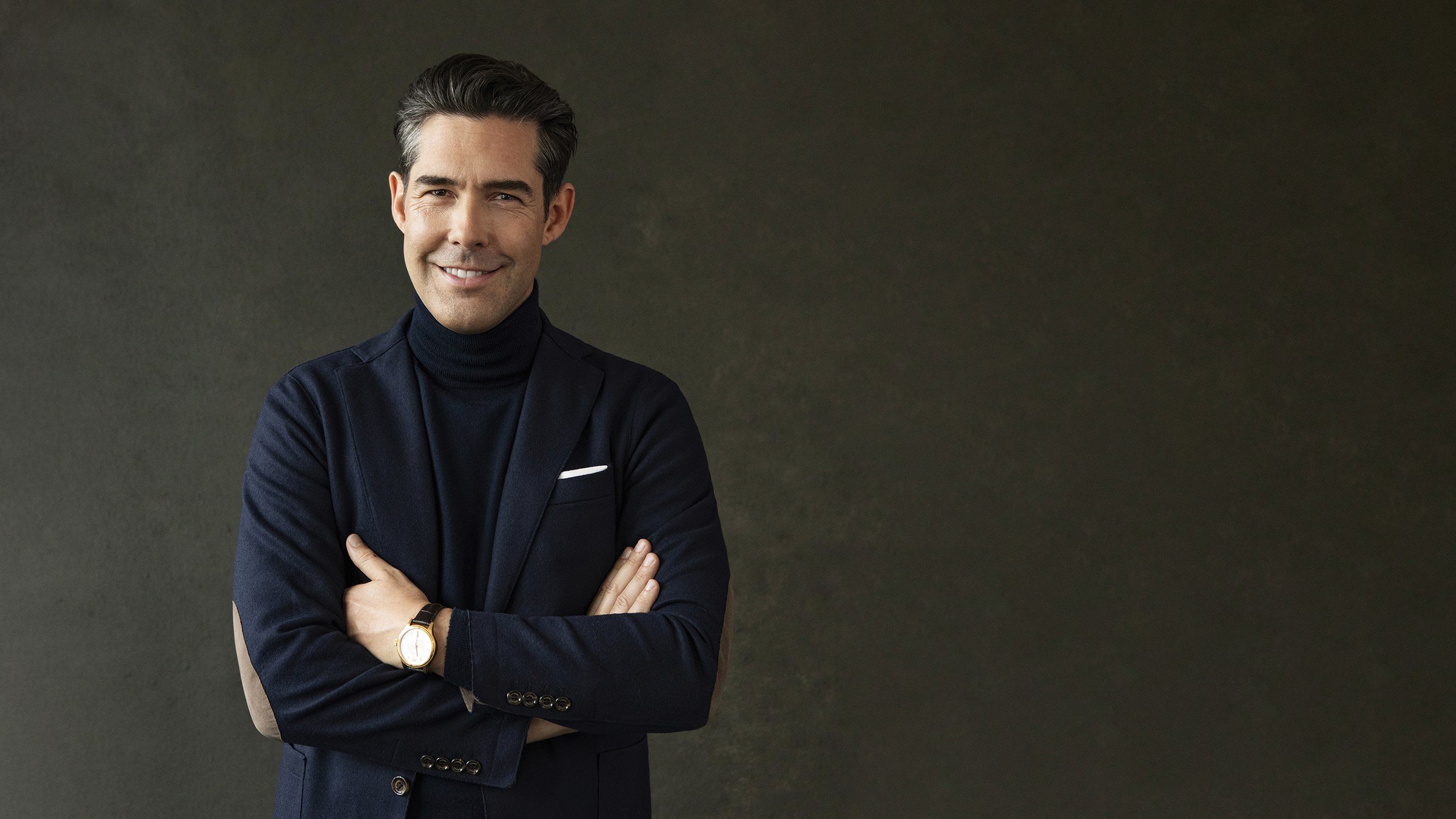 Michael Beglinger in blauem Anzug und Rollkragenpulli