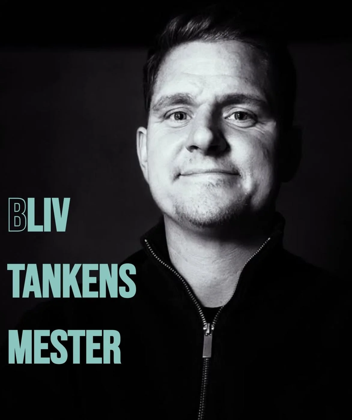 Sort-hvid portrætfoto af en mand, der smiler let, iført sort jakke med lynlås. Tekst på billedet siger 'Bliv tankens mester'.