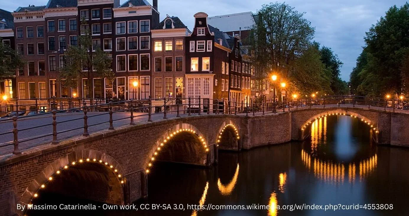 Spiegelgracht in Amsterdam at dusk