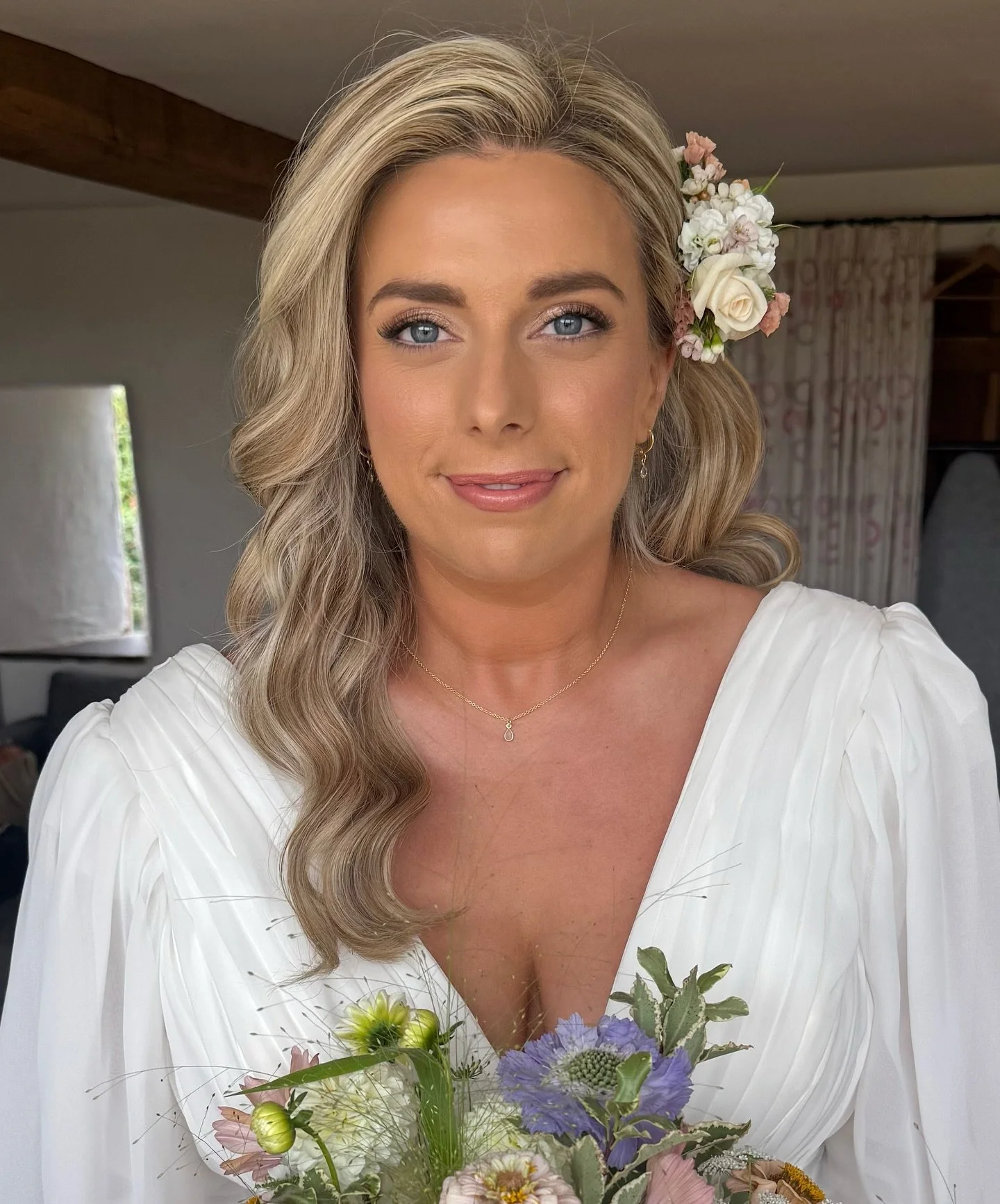 Georgie, who married @thebarnatdrovers on Wednesday!
We went for a soft glam with a pop of shimmer to brighten her beautiful blue eyes, finished with fluttery individual lashes. 

Such a joy working alongside the talented @october.hair and @ruralflor