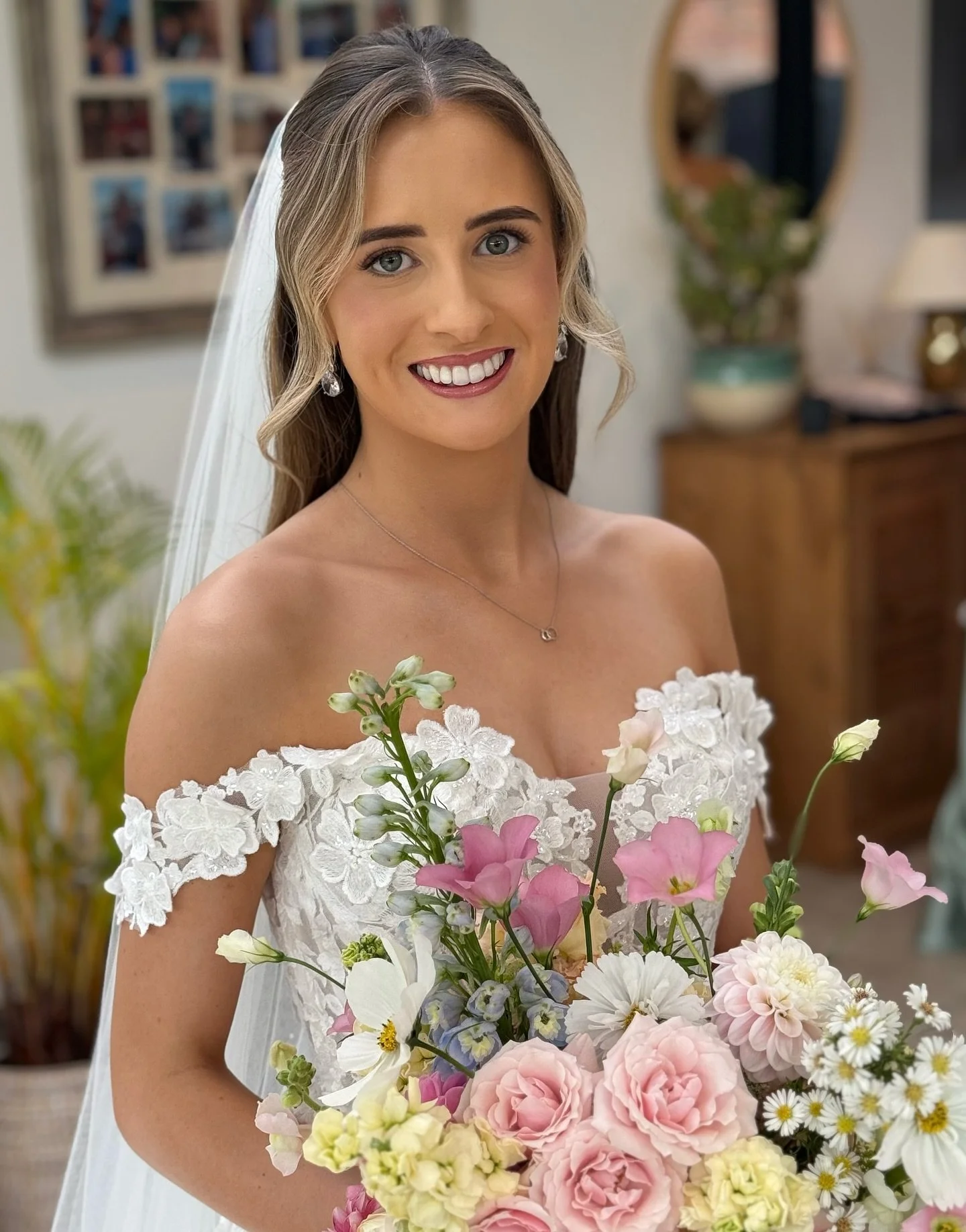 Beautiful bride Jasmine 🤍
A perfect October morning with the loveliest bride and her girls! Jasmine&rsquo;s makeup was all about soft, glowing skin and timeless elegance &mdash; the perfect look for an autumn wedding! 

Dream team of suppliers:
@oct