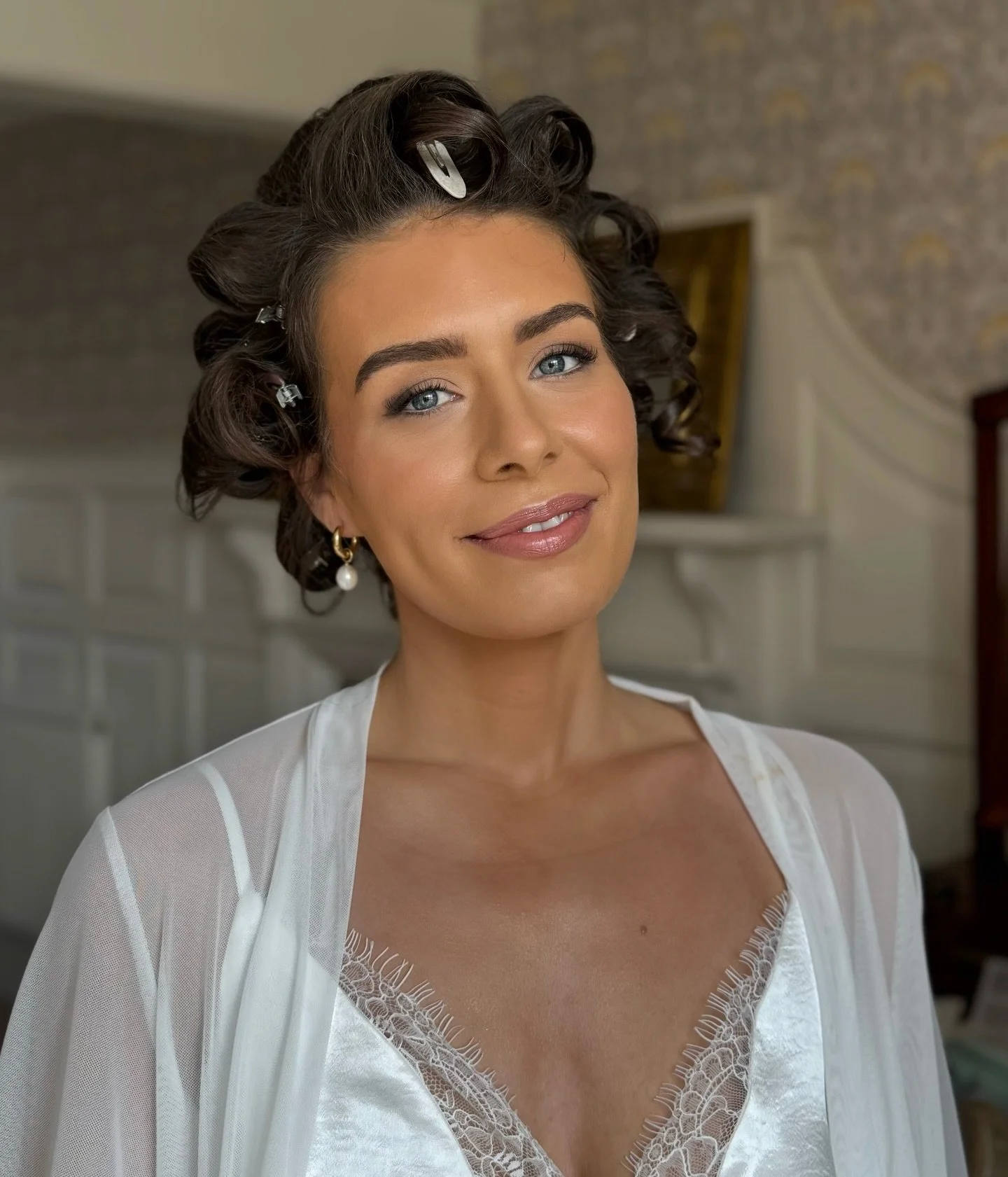 All about the bronzed mattes for @fabiennepelaud today at the beautiful @broadfield_court ✨

@lucygweddings pulled out all the stops for her workshop. Such a beautiful day spent with so many creative, inspiring women. I can&rsquo;t wait to see what e