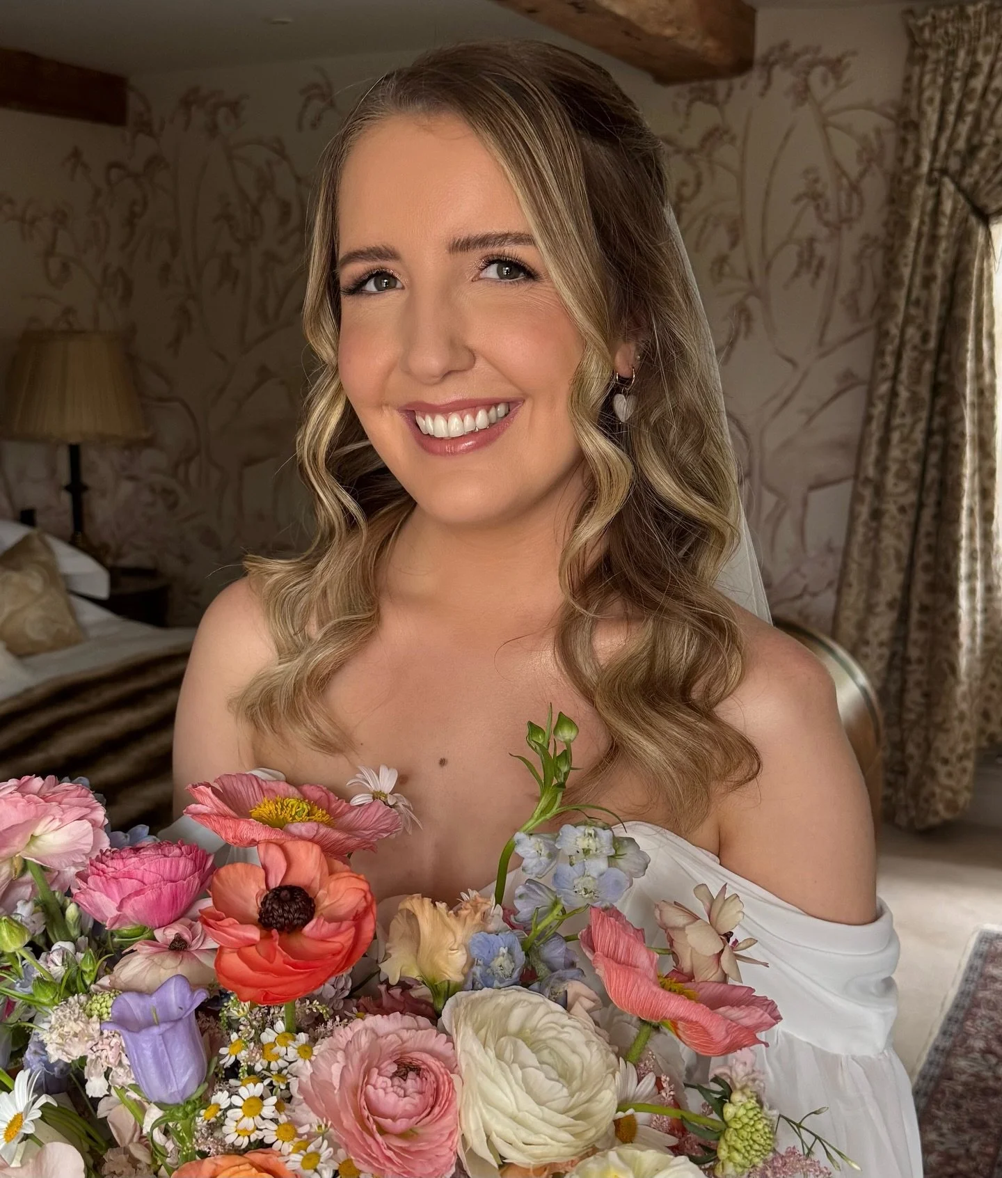 If spring had a face, it would be Charlotte. Soft peach-pink tones, a showstopping bouquet by @issyandbella, and the beautiful setting of @dewsall.court 🌸