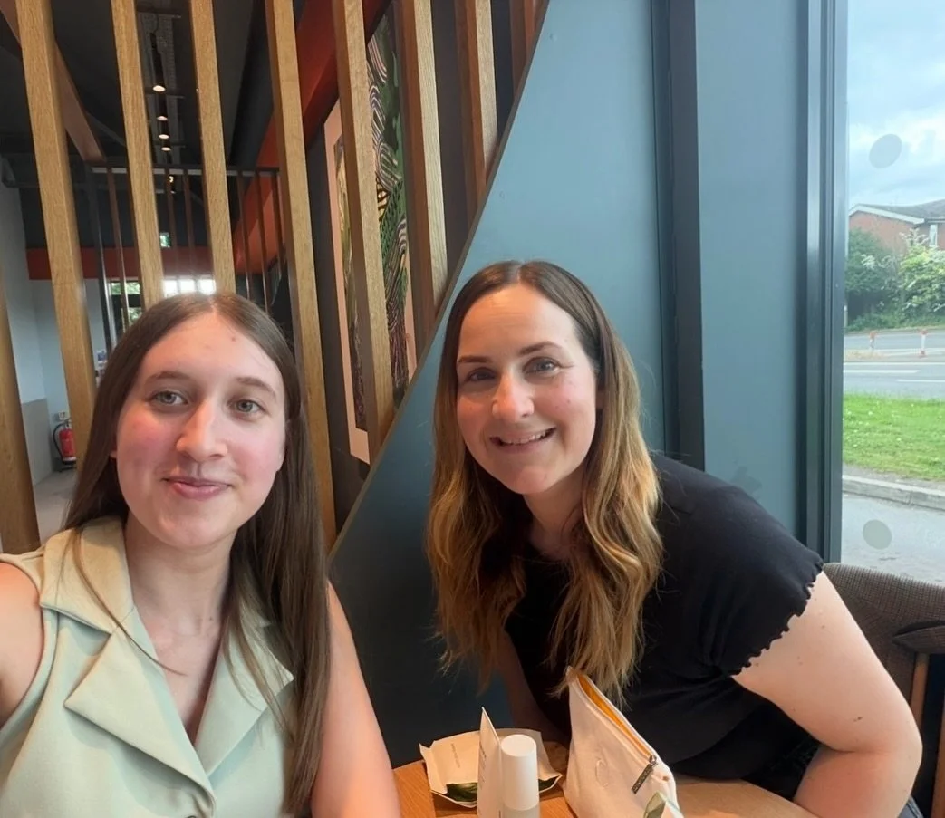 Do you support each other in business? 🤍✨

I just wanted to say a massive thank you to @the.confident.glow because I had the best time on Tuesday, and we even did a little swap! 🌿

I went through the Instagram masterclass with Fran (over coffee of 