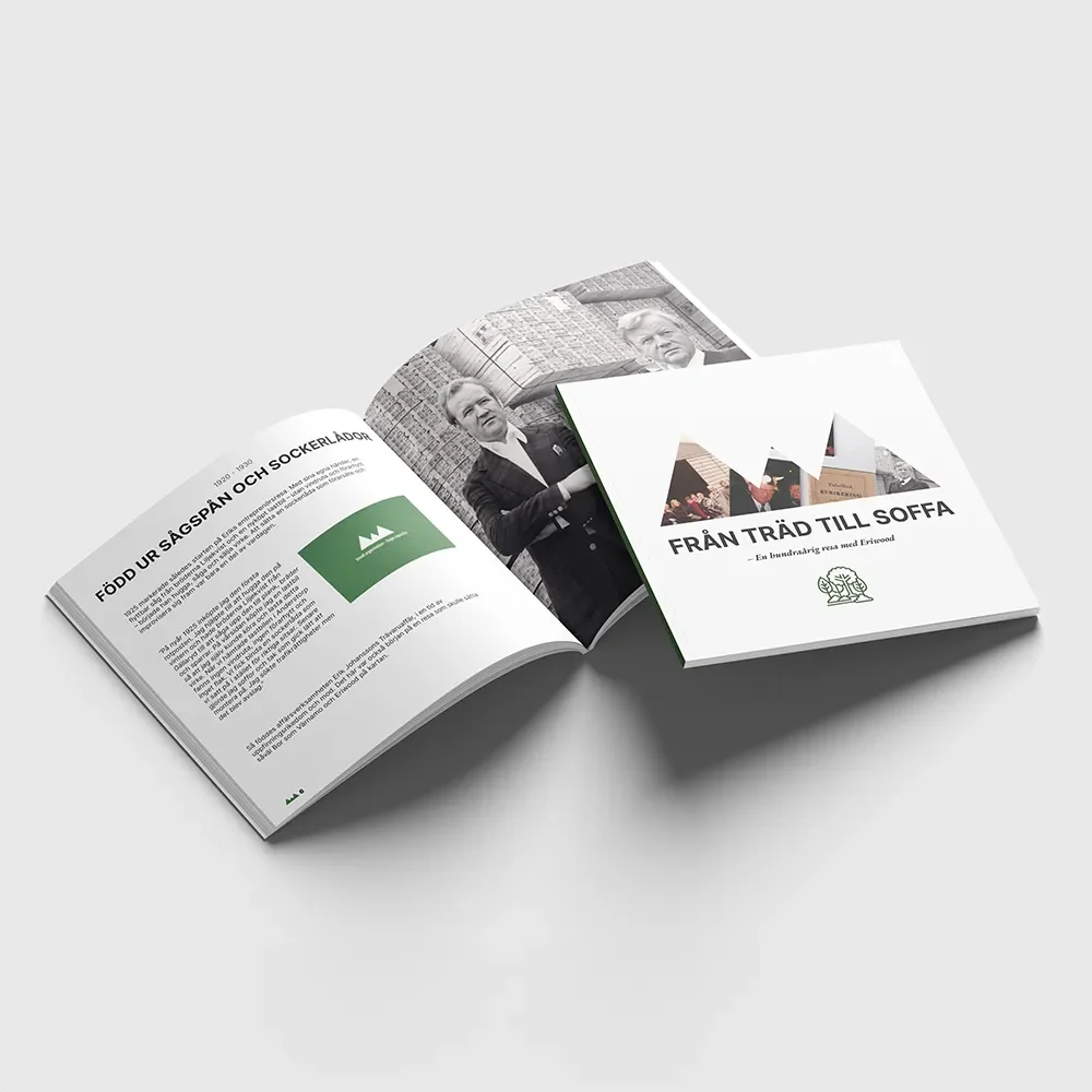 En öppen och en stängd bok. Den öppna boken har en svartvit bild av en man iklädd kostym och text på svenska. Den stängda boken har en titel på svenska: 'Från trä d till soff', med en bild av träd och soffor.