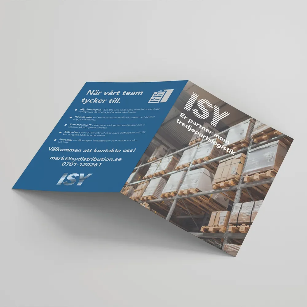 Reklamblad från ISY, ett logistik- och partnerföretag, med text om deras tjänster och kontaktuppgifter, samt en bild av lagerhyllor med kartonger.