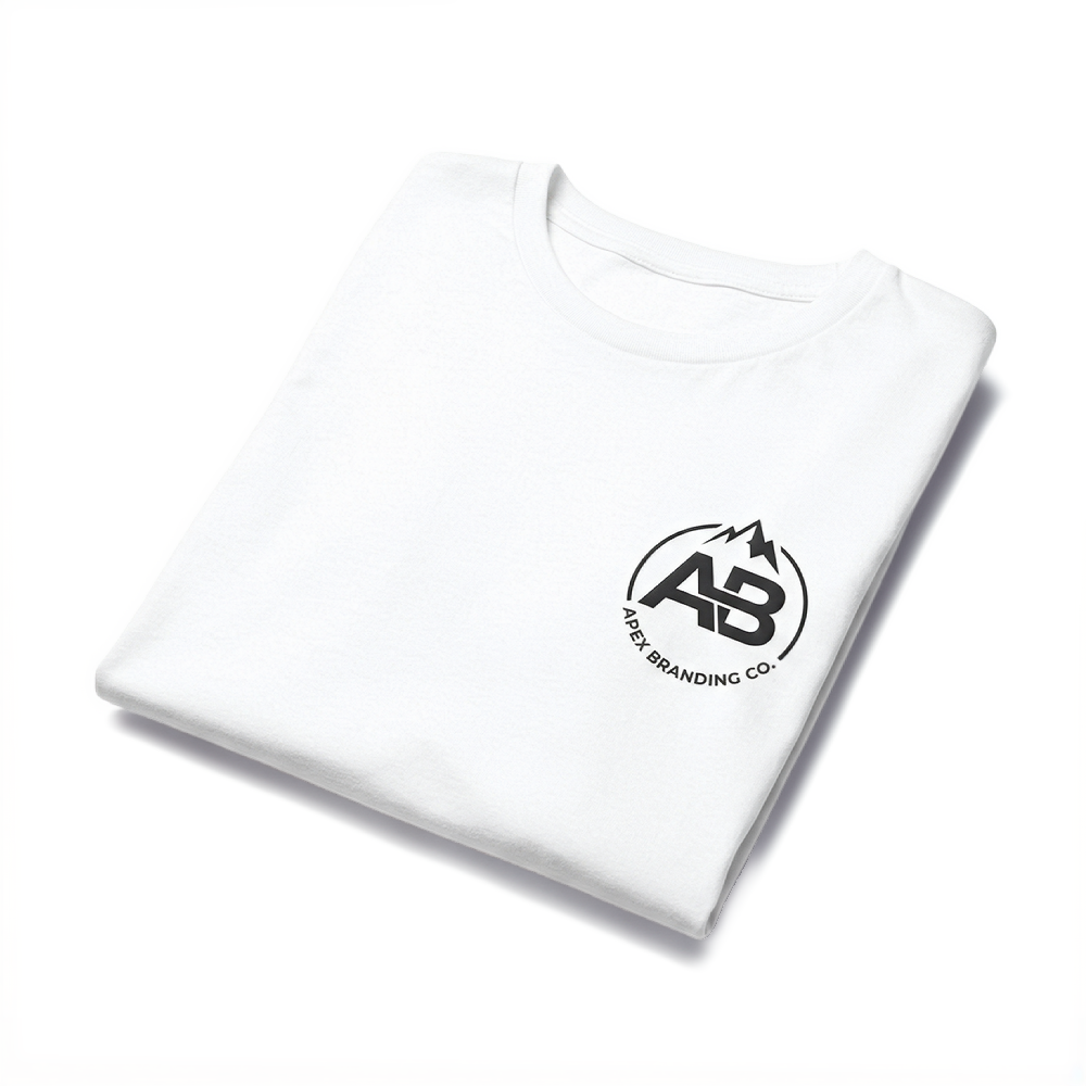 Vit t-shirt med tryck av ett berg och texten 'APEX BRANDING CO.'