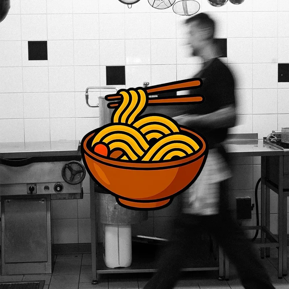 En svartvit bild av en person som går i ett kök, med en stor illustration av en skål med nudlar och pinnar över bilden.