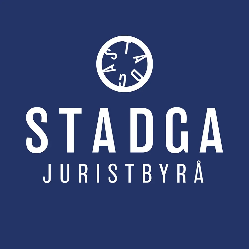 Logotyp för Stadga Juristbyrå med en cirkel som innehåller bokstäver och text i blå bakgrund.
