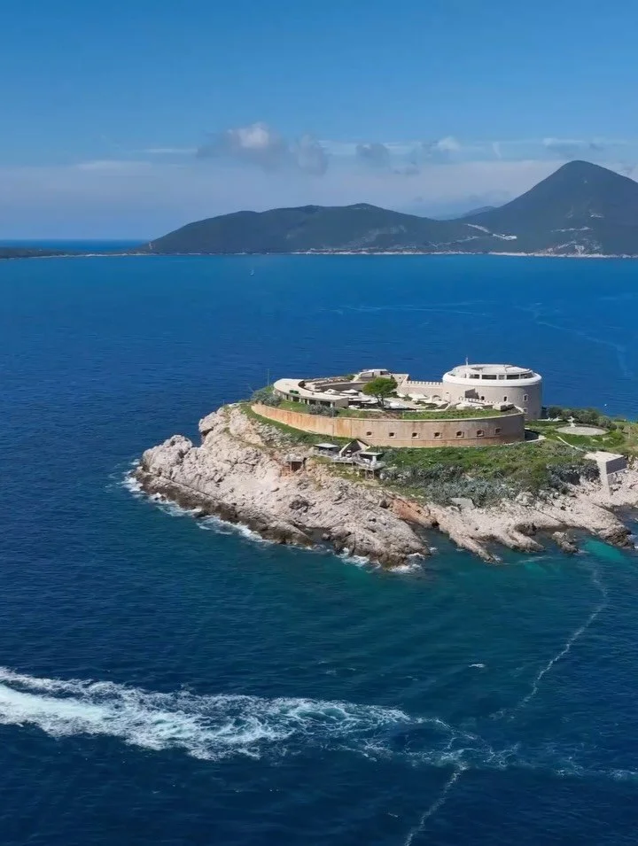 A short boat ride from the&nbsp;Lu&scaron;tica Peninsula in Montenegro, Mamula Island by Banyan Tree transforms a 19th-century fortress into one of Europe&rsquo;s most discreet island escapes. Set within a&nbsp;UNESCO World Heritage site the island s