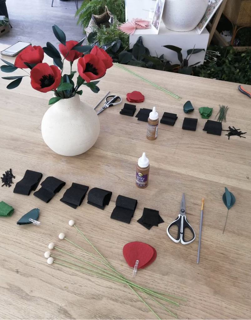 Table de travail avec des matériaux pour fabriquer des fleurs en papier dans l'atelier de Cykl Essentia