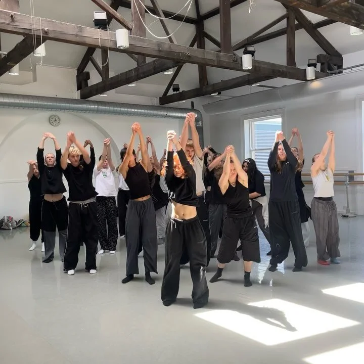 some studio footage from the week I spent with the BA2 Northern in July 

looking at brainrot content and it&rsquo;s effects on performativity

thank you @northern_school for having us &amp; so much love to the students for your curiosity and commitm