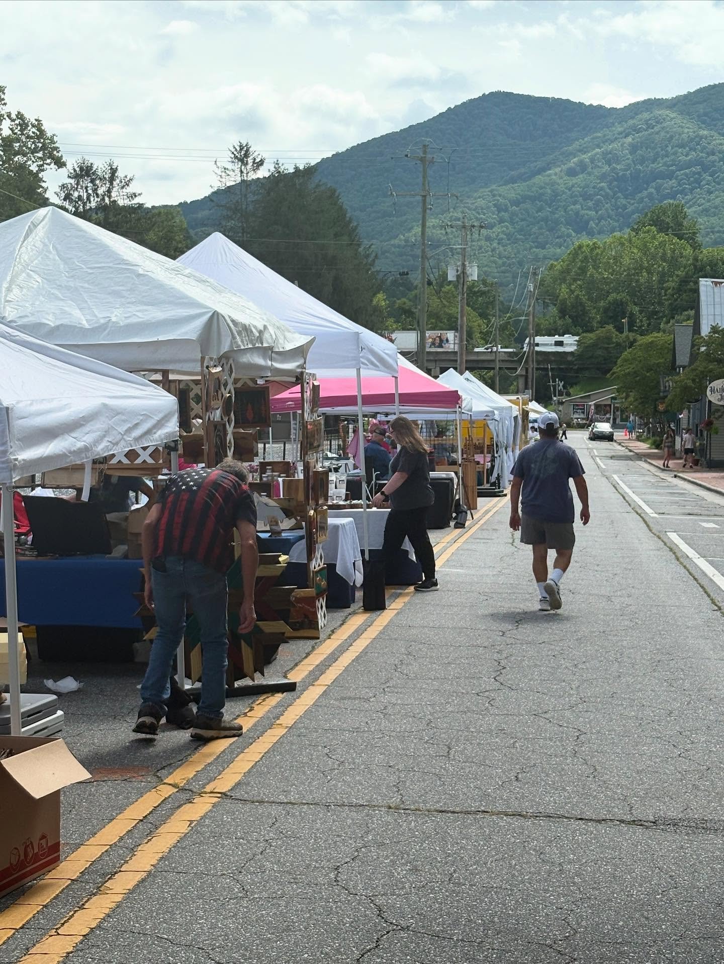 Hello everyone, I do apologize for the late post, but we just wanted to thank everyone who was able to check out our booth at The Front Street Arts and Crafts Festival in Dillsboro this past Saturday.
As always, we really appreciate the positive fe