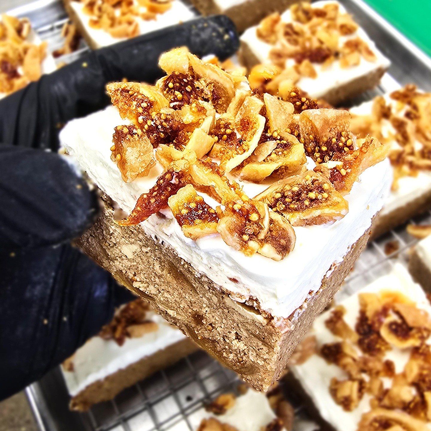 Say hello to our new Protein Bar Selection: Fig and Honey! Filled with delicious figs and topped with a whipped Labneh frosting these bars will satisfy your post workout cravings no problem! 
.
.
.
.
.
.
.
.
.
.
#protein #proteinbar #fig #figandhoney