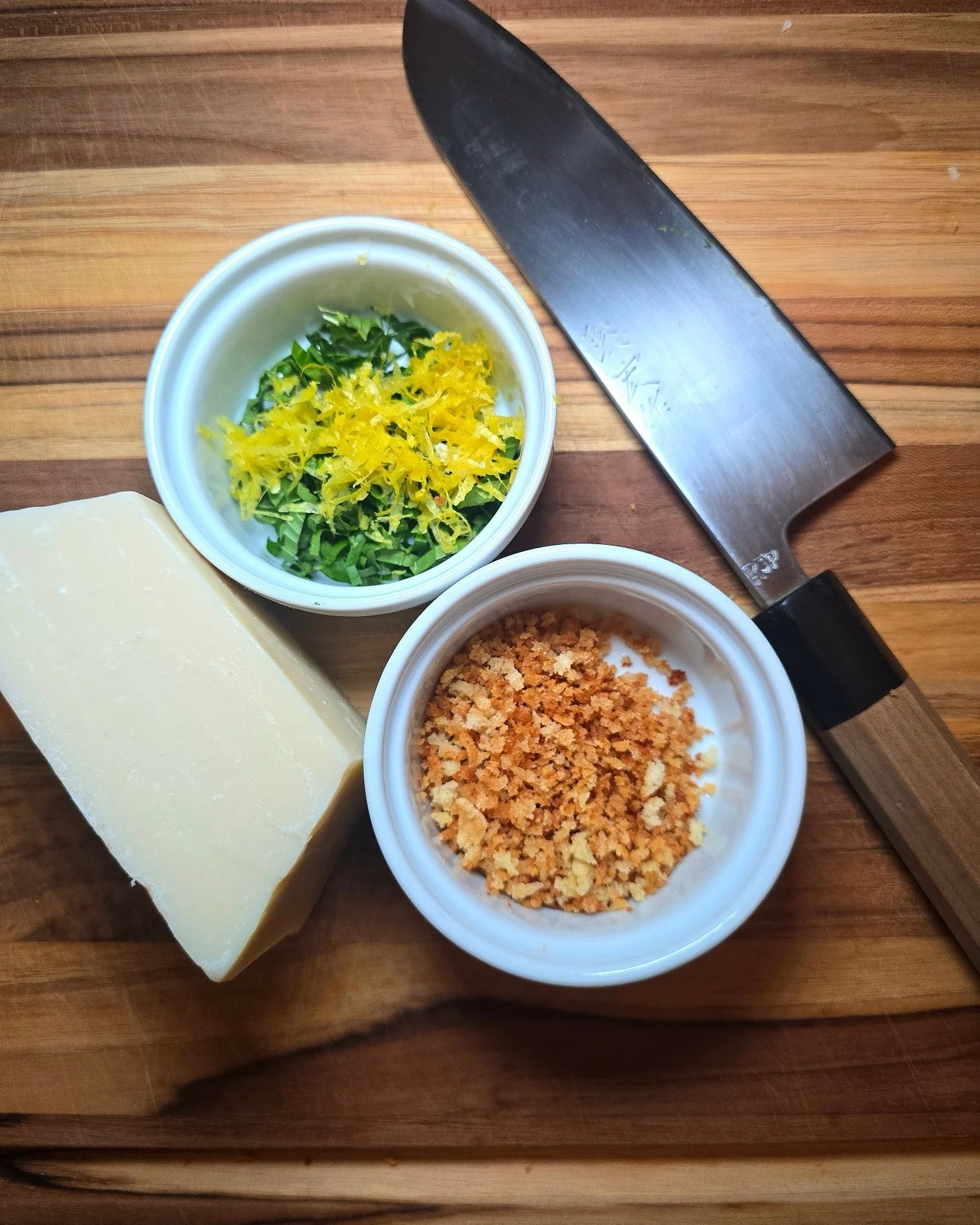 Sometimes I just make something out of thin air... Mainly when I forget that I haven't had dinner yet and it's already 8 o'clock 😋 here I just kept it simple; some pasta, some basil, some lemon, a little crispy prosciutto, and some parm and bread Cr