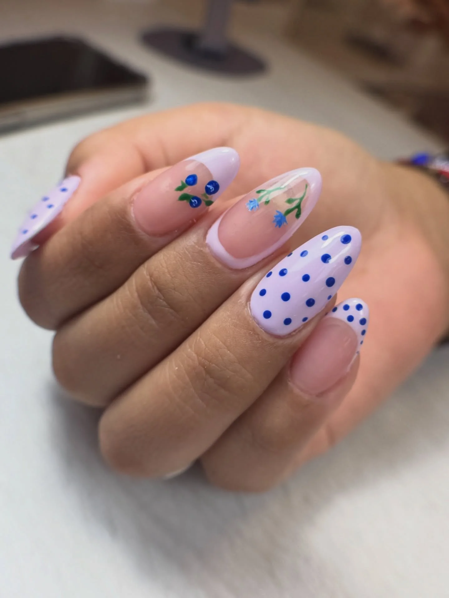 Un toque de lila, pinceladas de azul y la dulzura de los ar&aacute;ndanos 🌸💙💜 simplemente perfectas.&rdquo;