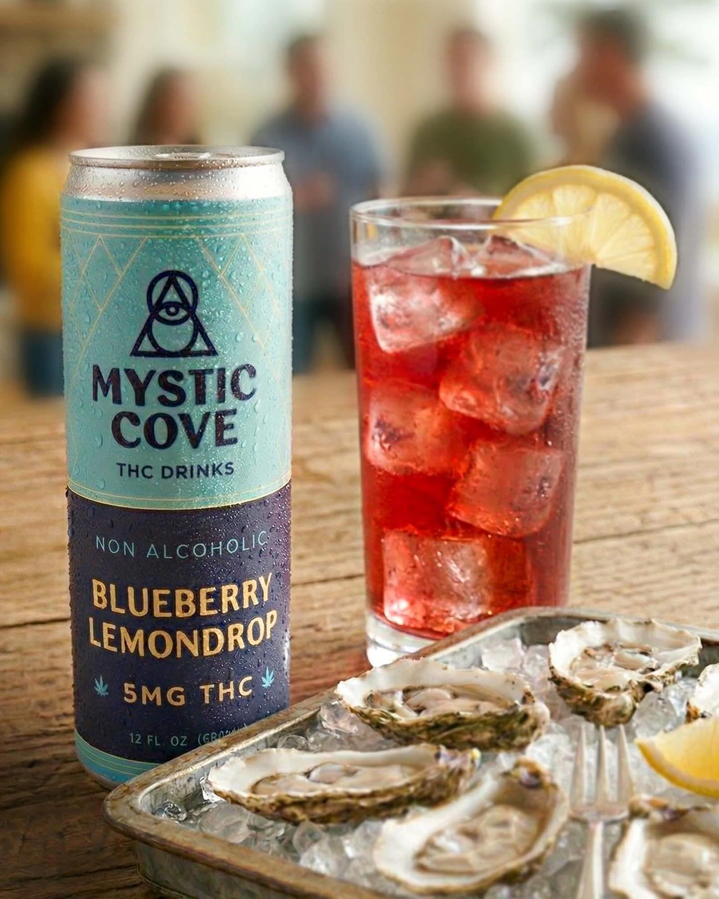 ✨Bring Mystic Cove to the dinner party✨The lightly tart and sweet taste of Blueberry Lemon goes perfectly with some briny oysters. A very Maine pairing. 🦪