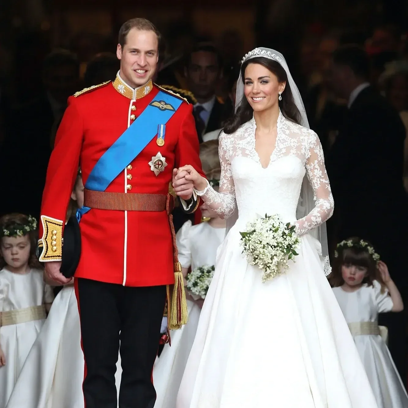 01-kate-middleton-prince-william-royal-weddings-vogue-.webp