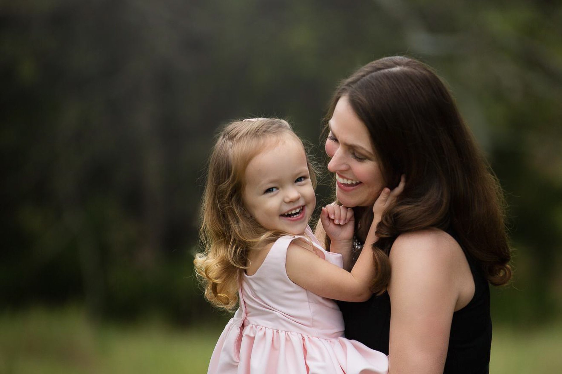 mother-and-daugher-in-a-field-near-Colleyville-Texas.jpg