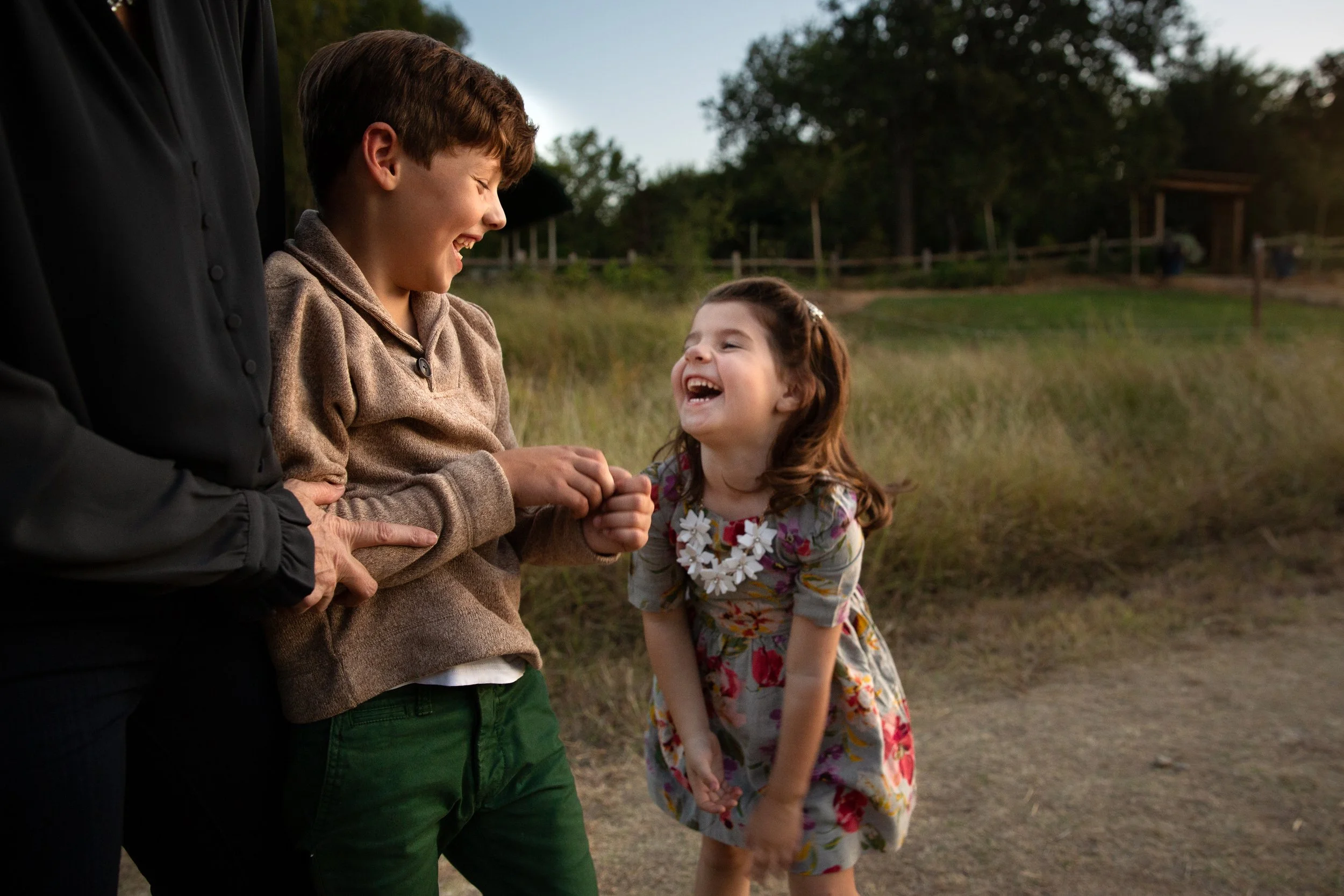 Colorful-image-of-siblings-laughing-in-Colleyville-Texas.jpg