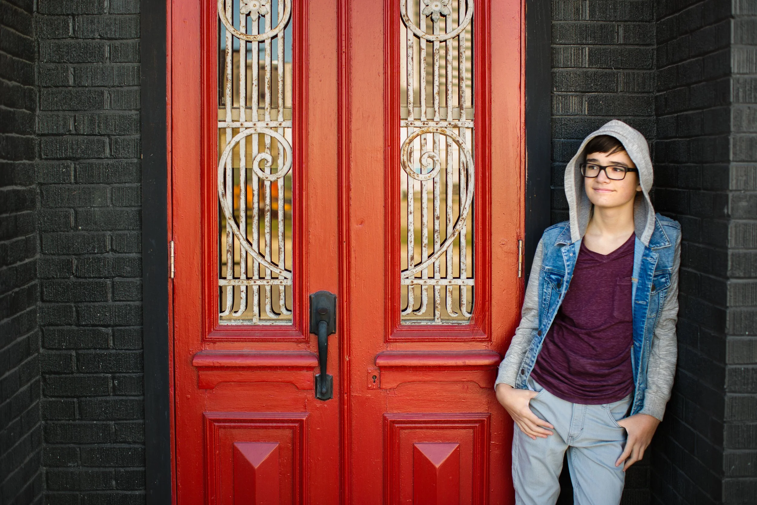 Tween-photography-of-a-boy-standing-in-front-of-a-red-door-in-Dallas-Texas.jpg