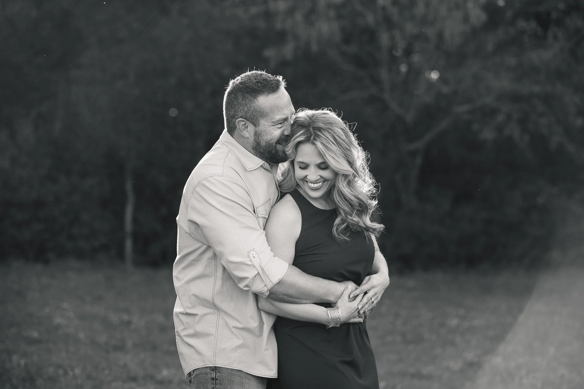black-and-white-image-of-a-mom-and-dad-during-a-family-lifestlye-session-in-Ft-worth-texas.jpg