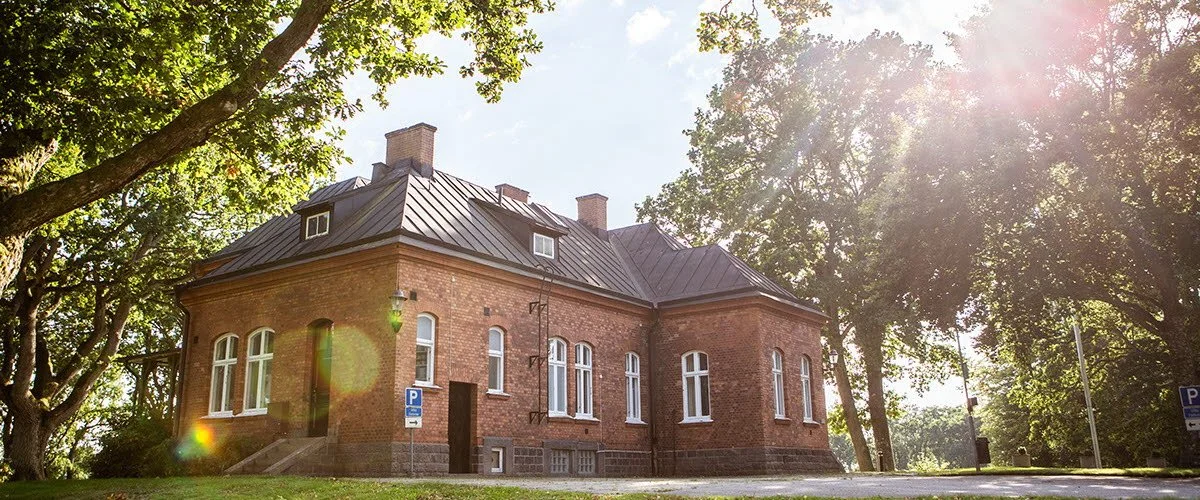 En frisbeegolfbanaffisch med en disk-shaped mål som är placerad nära en vattenkropp, markerad med nummer 15.