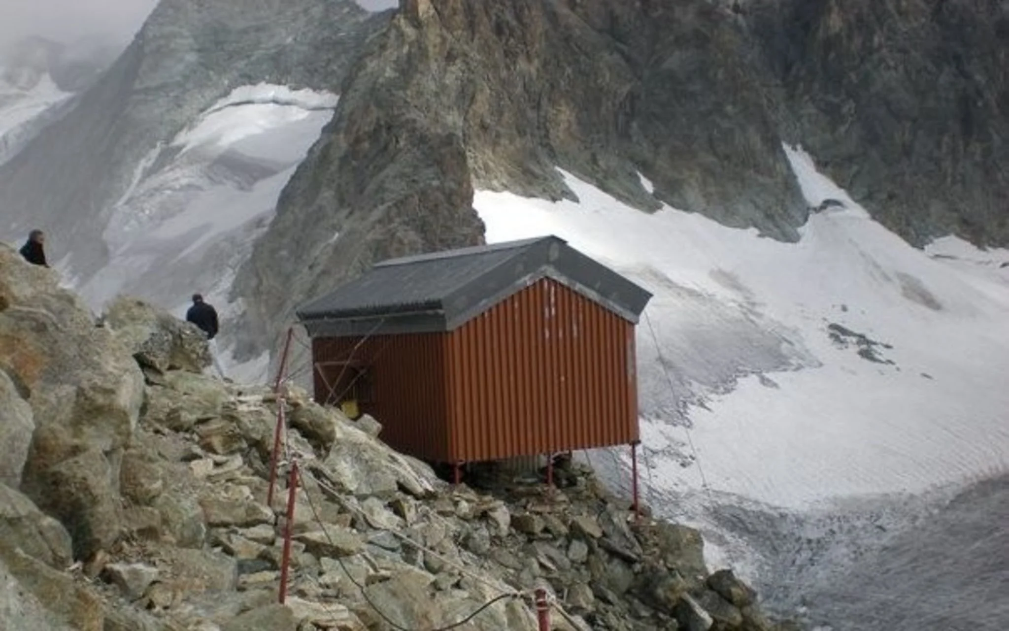 Bivouac de l'Aiguillette à la Singla CAS – High-Alpine Bivouac Guide
