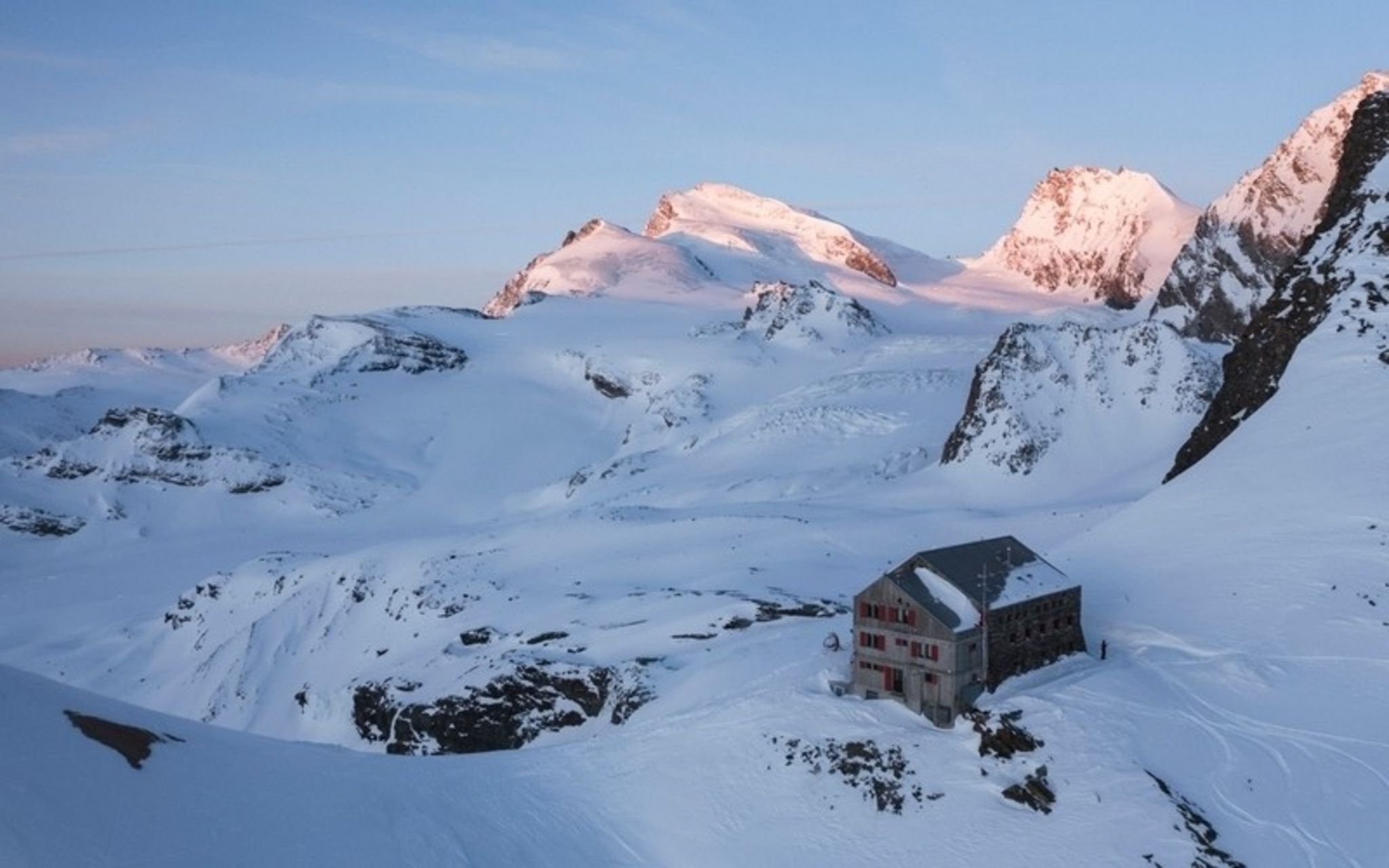 Britanniahütte SAC – High-Alpine Hut Guide