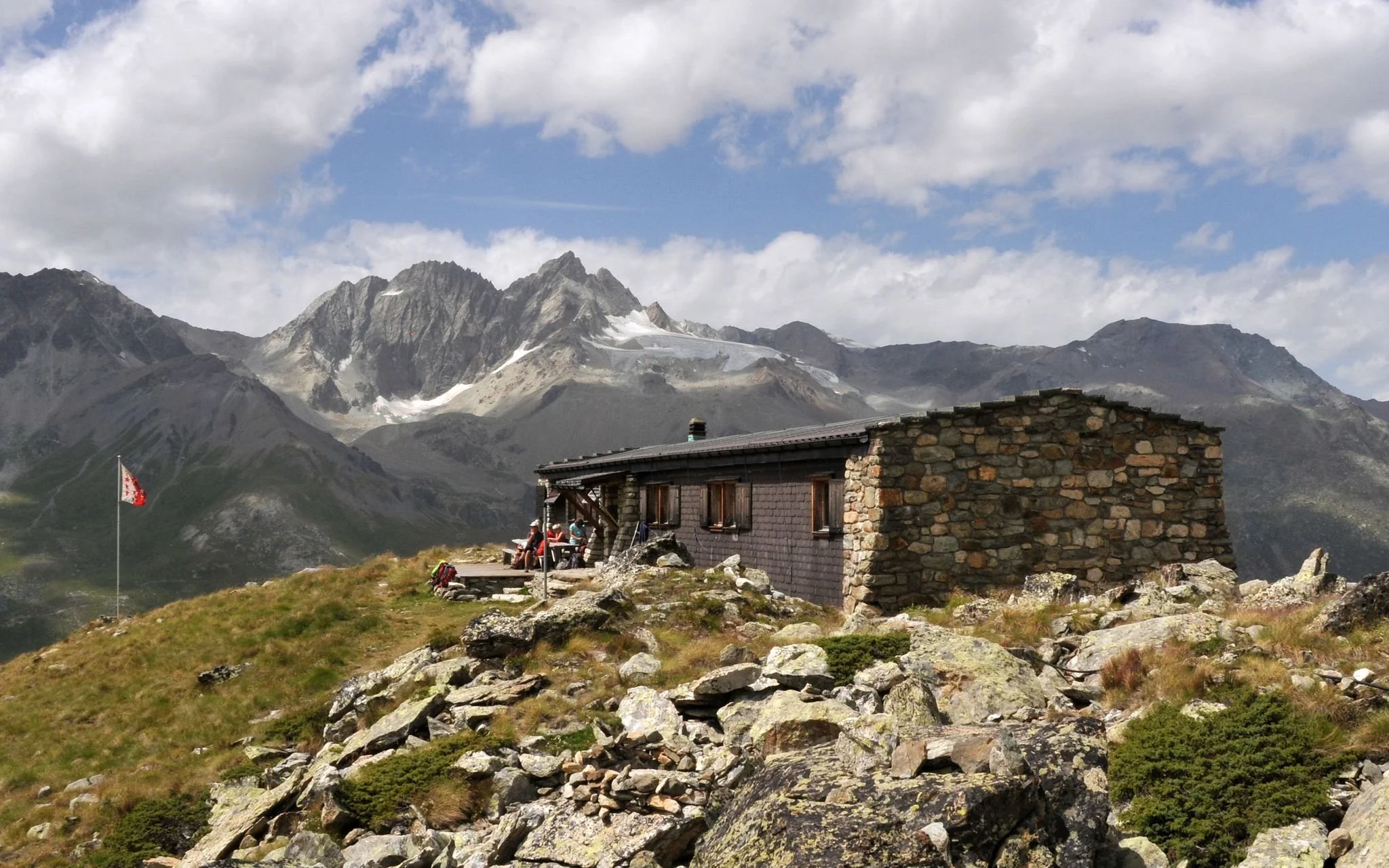 Cabane de la Tsa CAS – Alpine Hut &amp; Hiking Base Guide