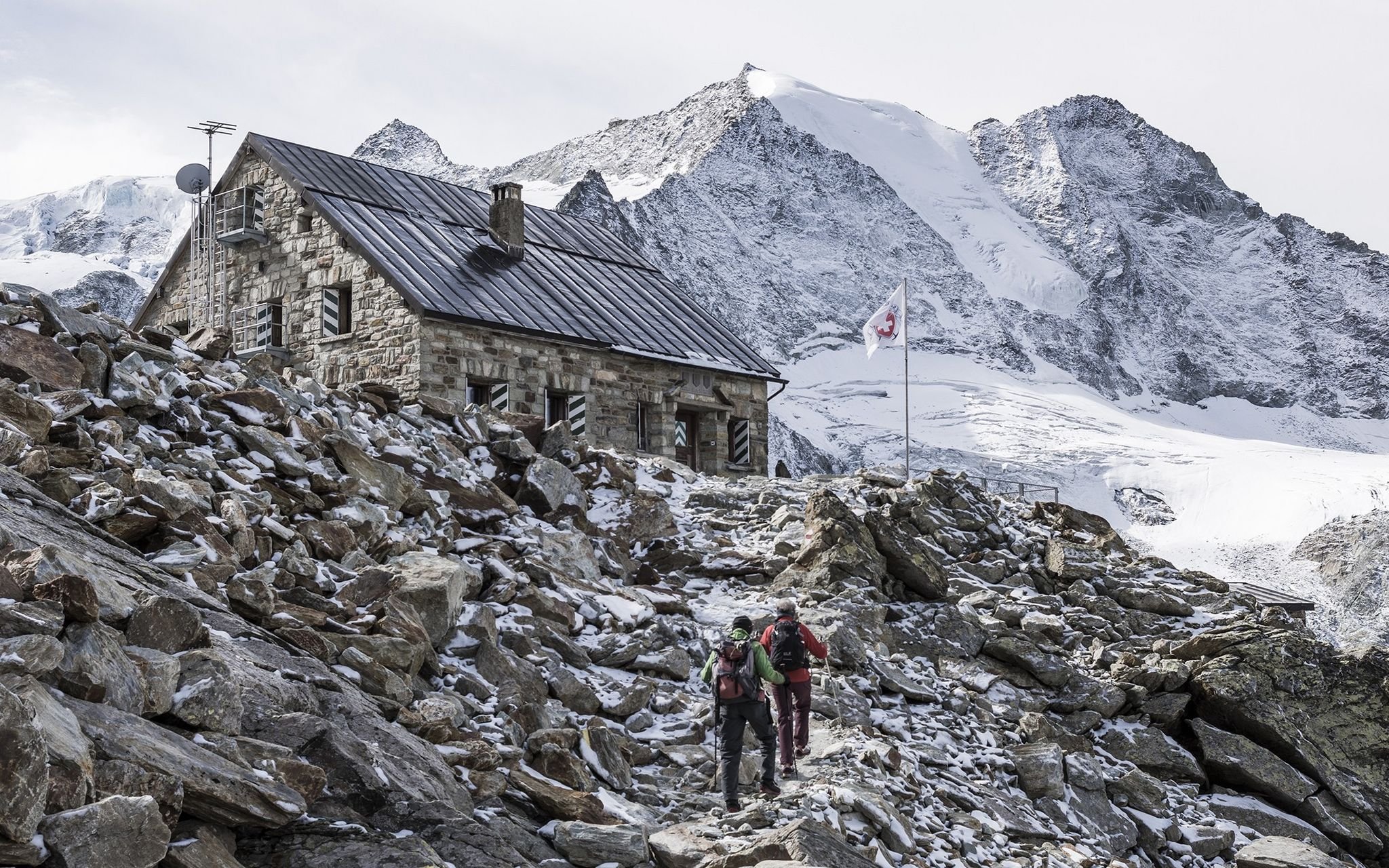 Cabane de Moiry CAS – Alpine Hut &amp; High-Mountain Base Guide