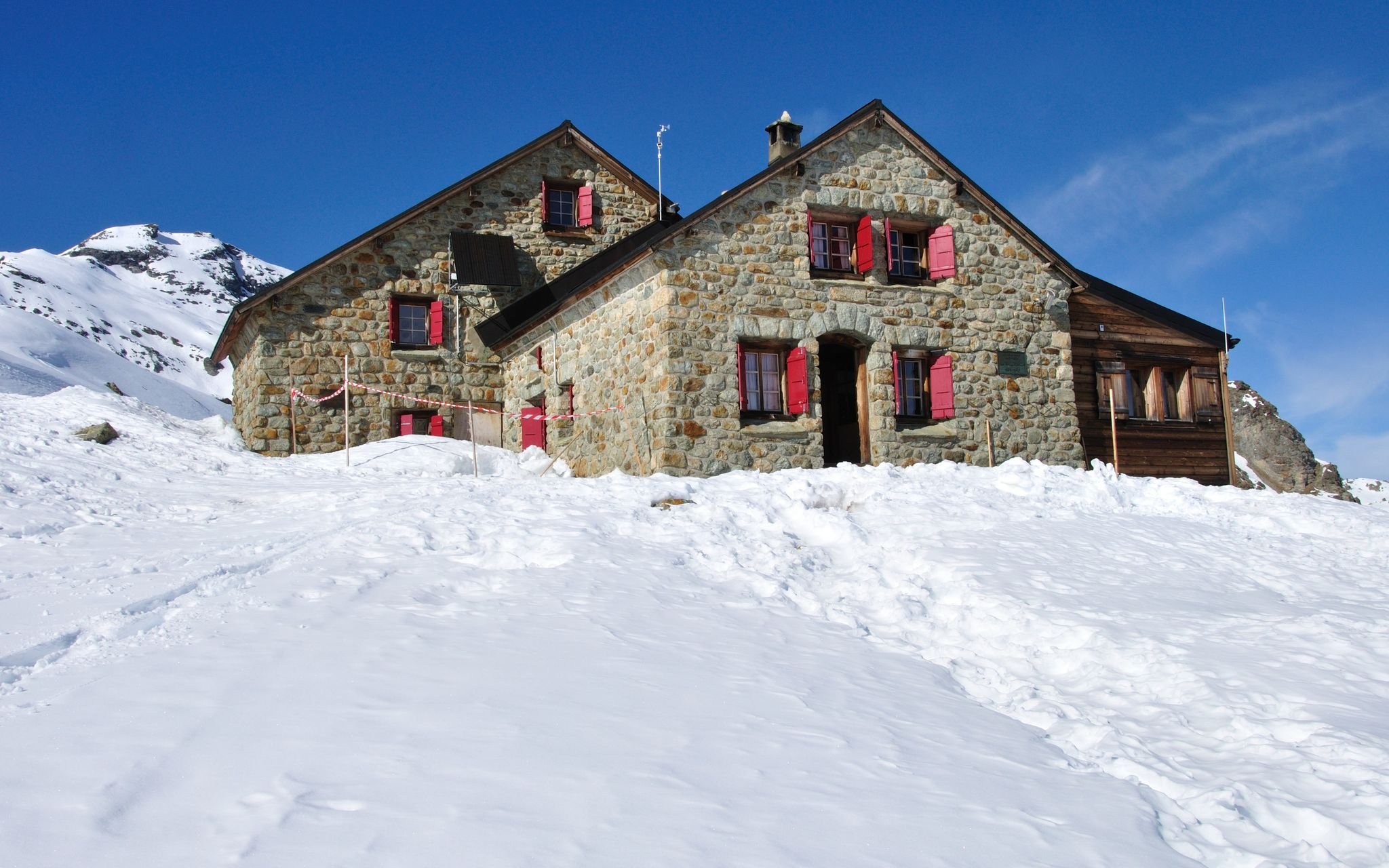 Cabane des Aiguilles Rouges CAS – Alpine Hut &amp; Mountaineering Base Guide