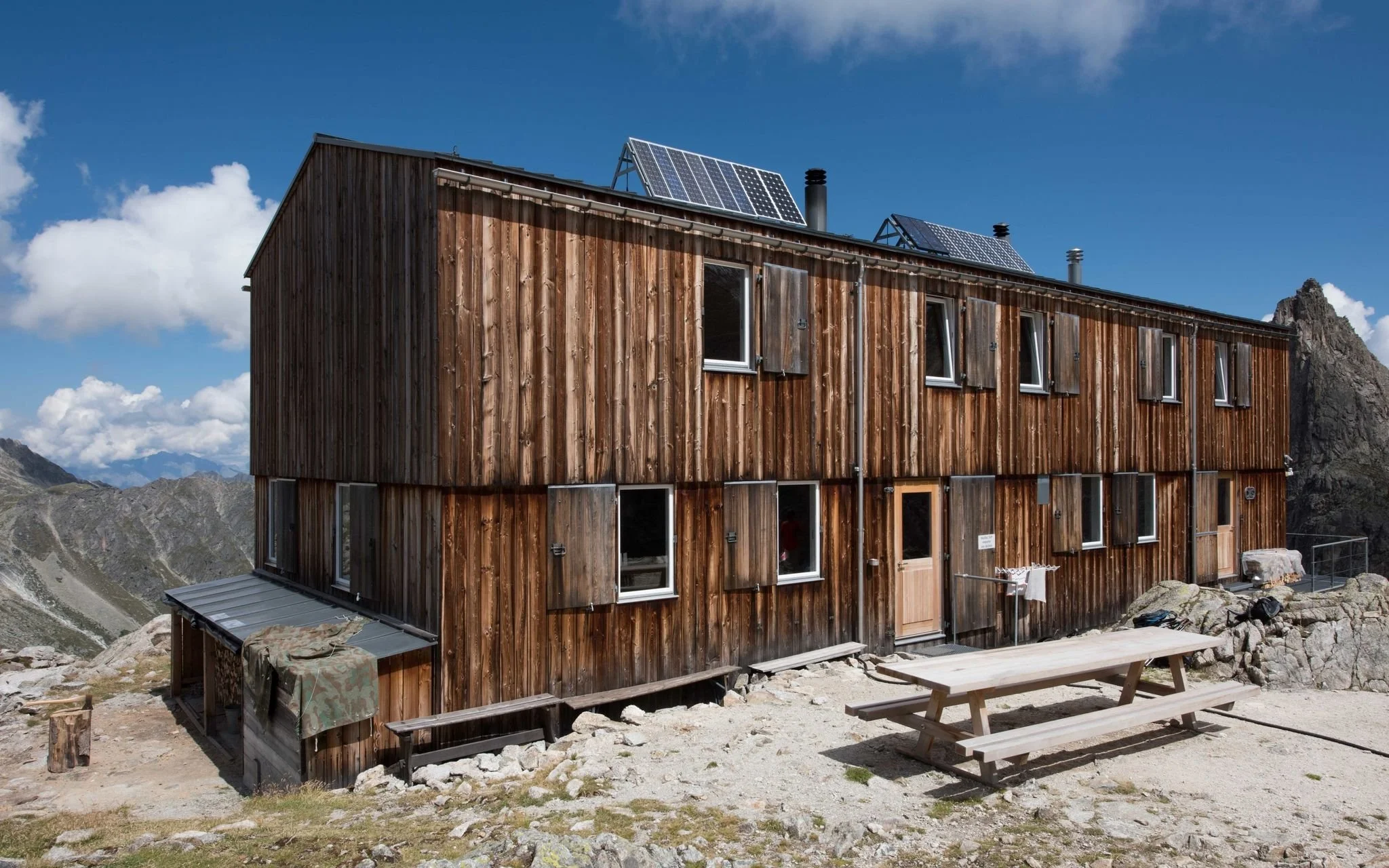 Cabane de Saleinaz CAS – High-Alpine Hut Guide